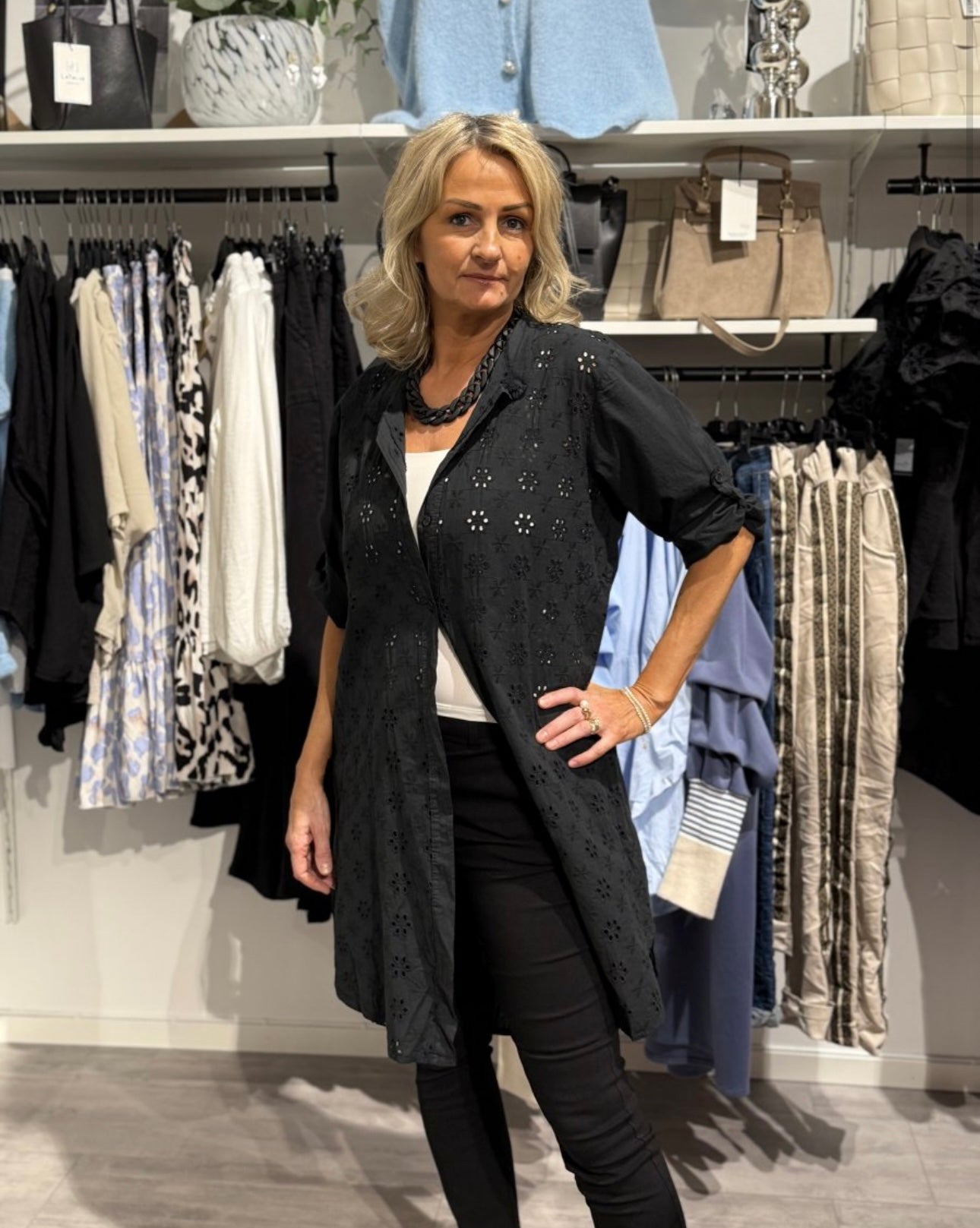 Broderad långskjorta svart