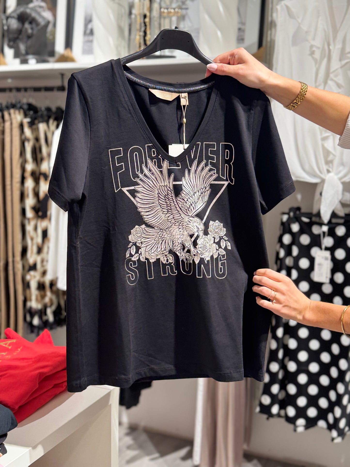 T-shirt v-ringad med silver tryck