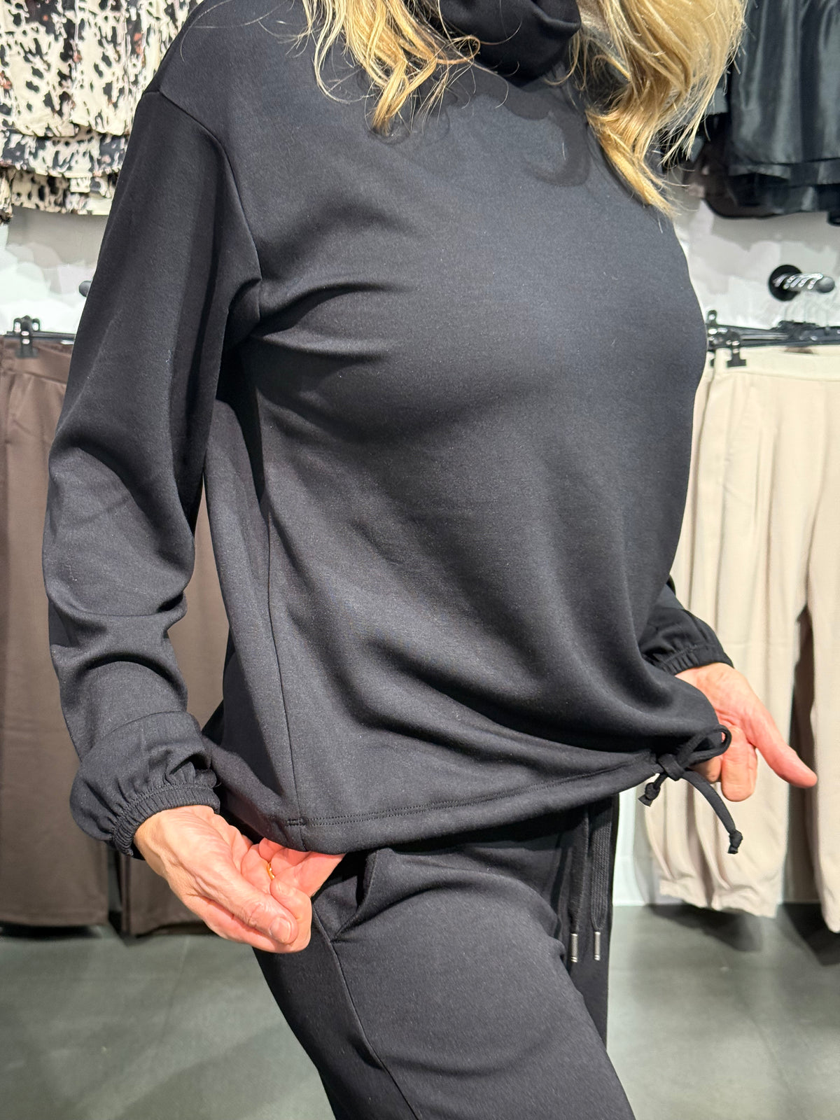 SC-BANU 203 SWEATSHIRT SVART