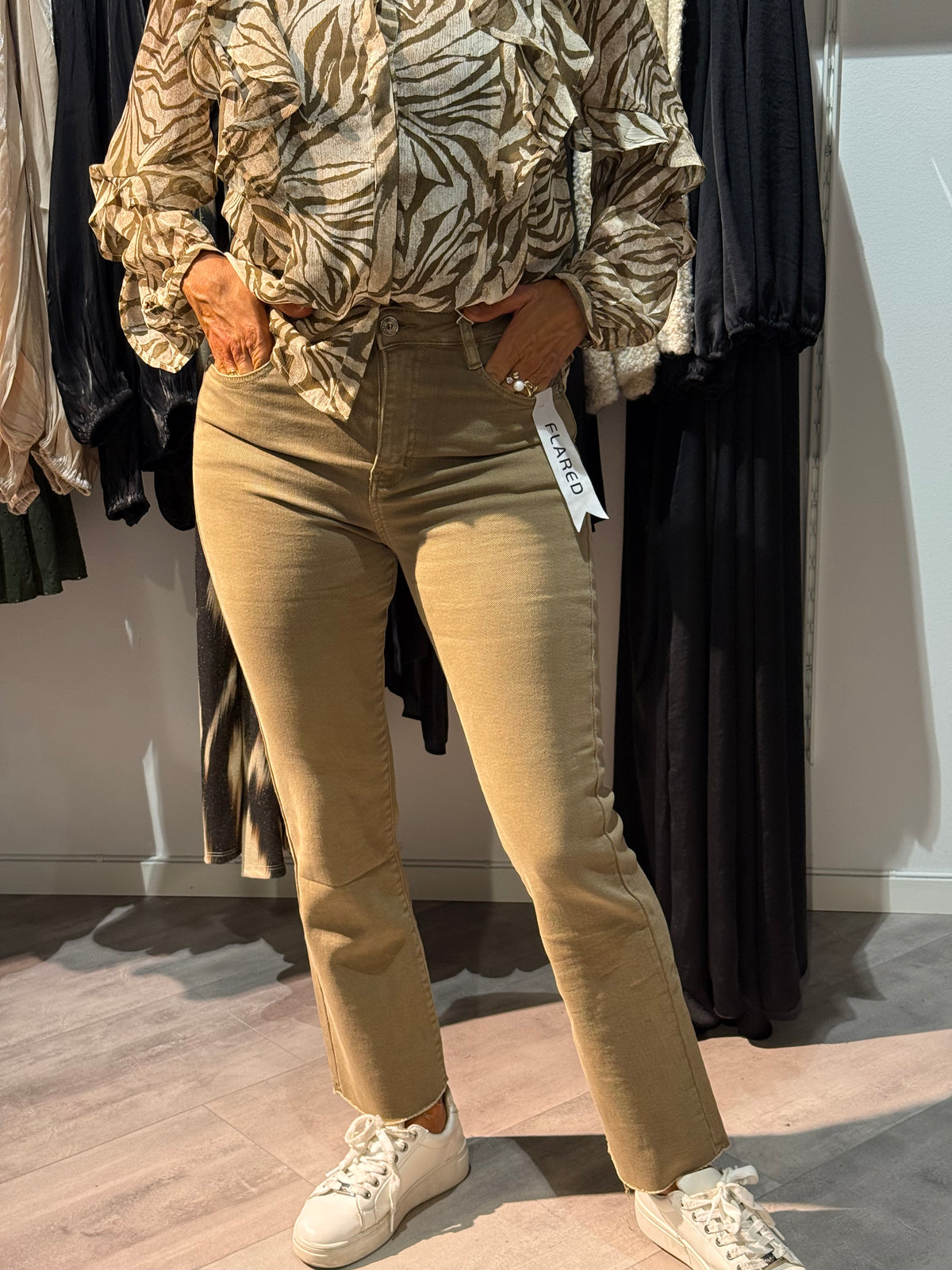 Flared jeans mörkbeige