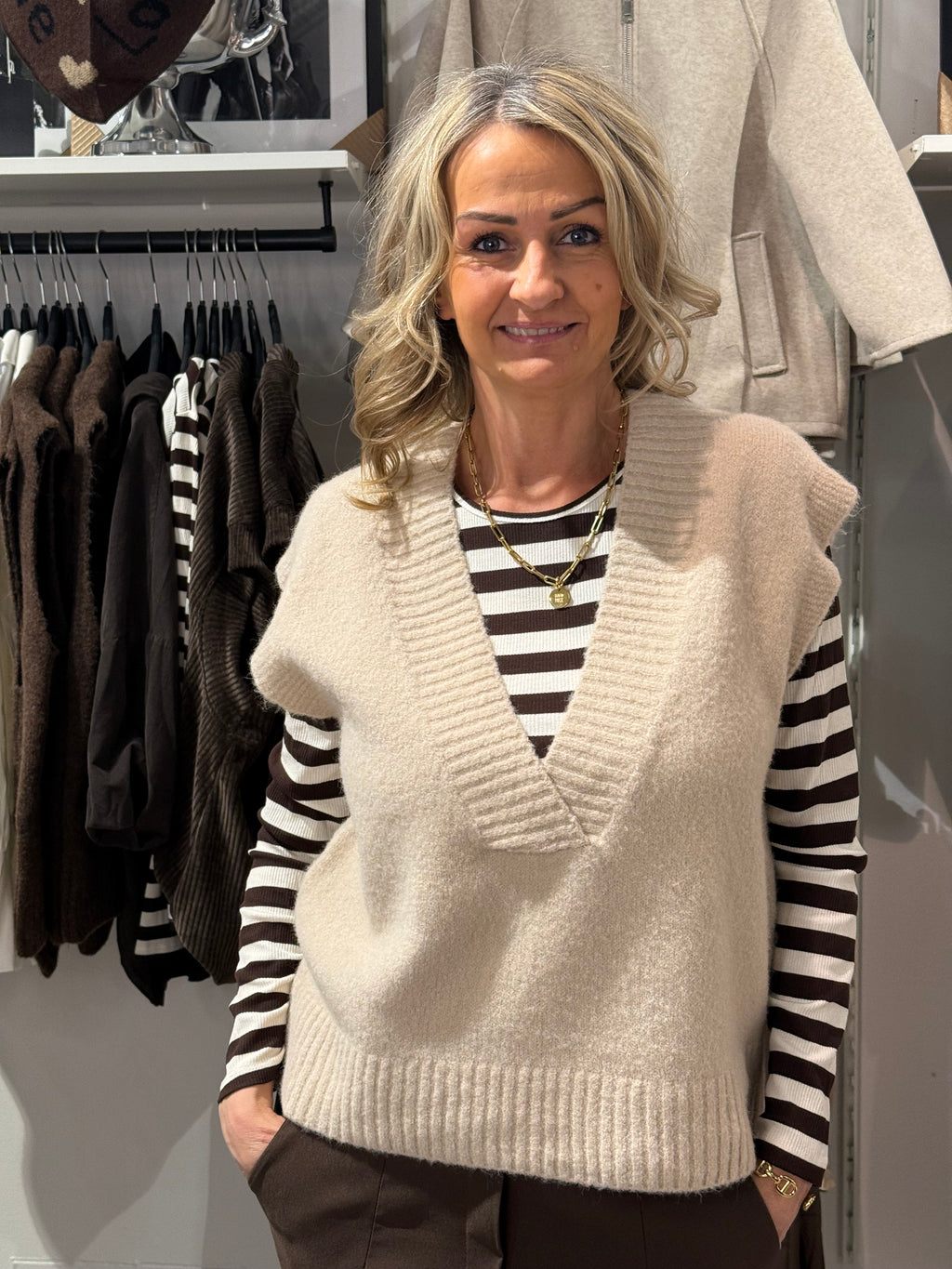 MDCLILA- stickad väst beige