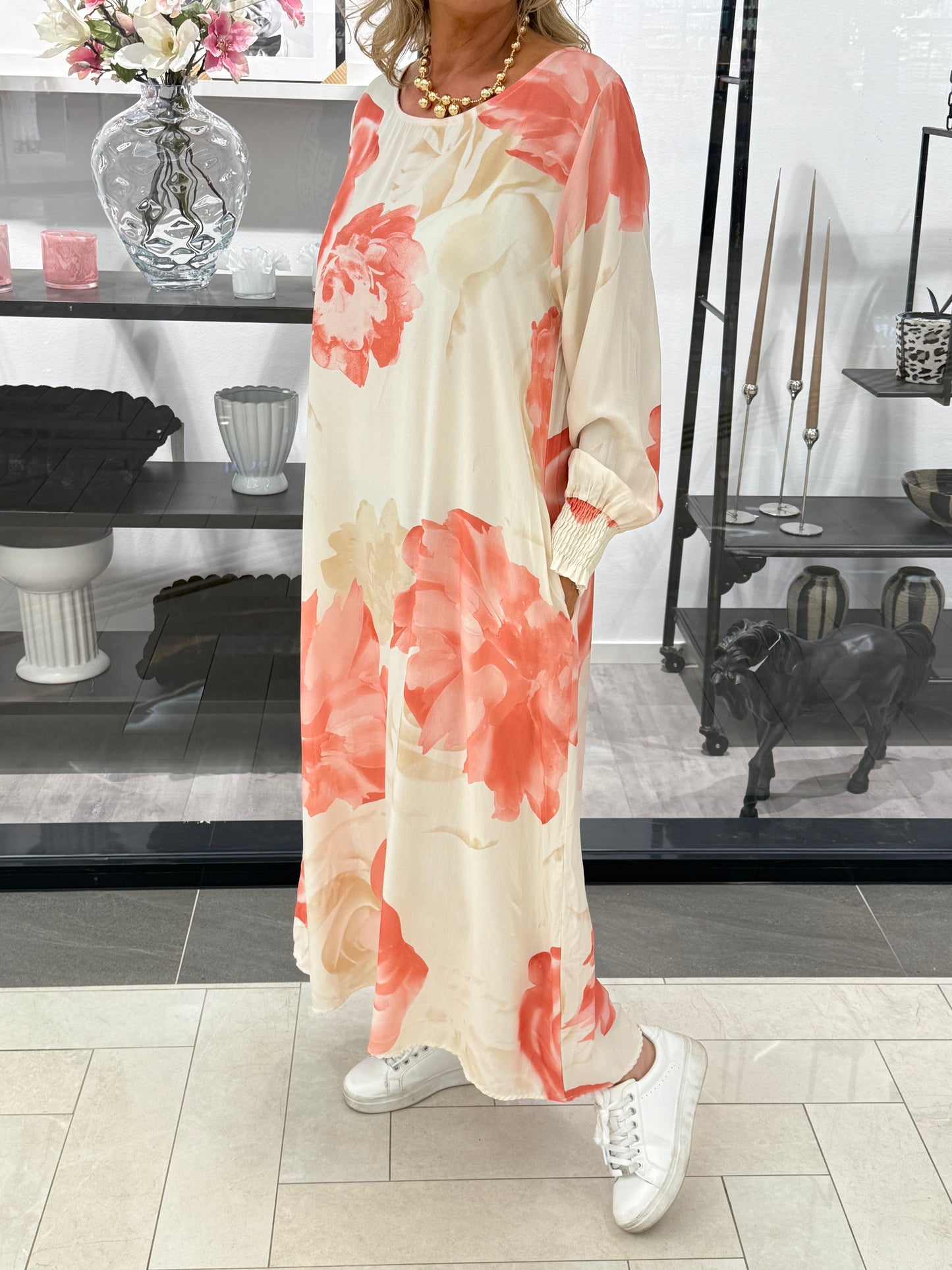 Klänning med blommor beige/rosa