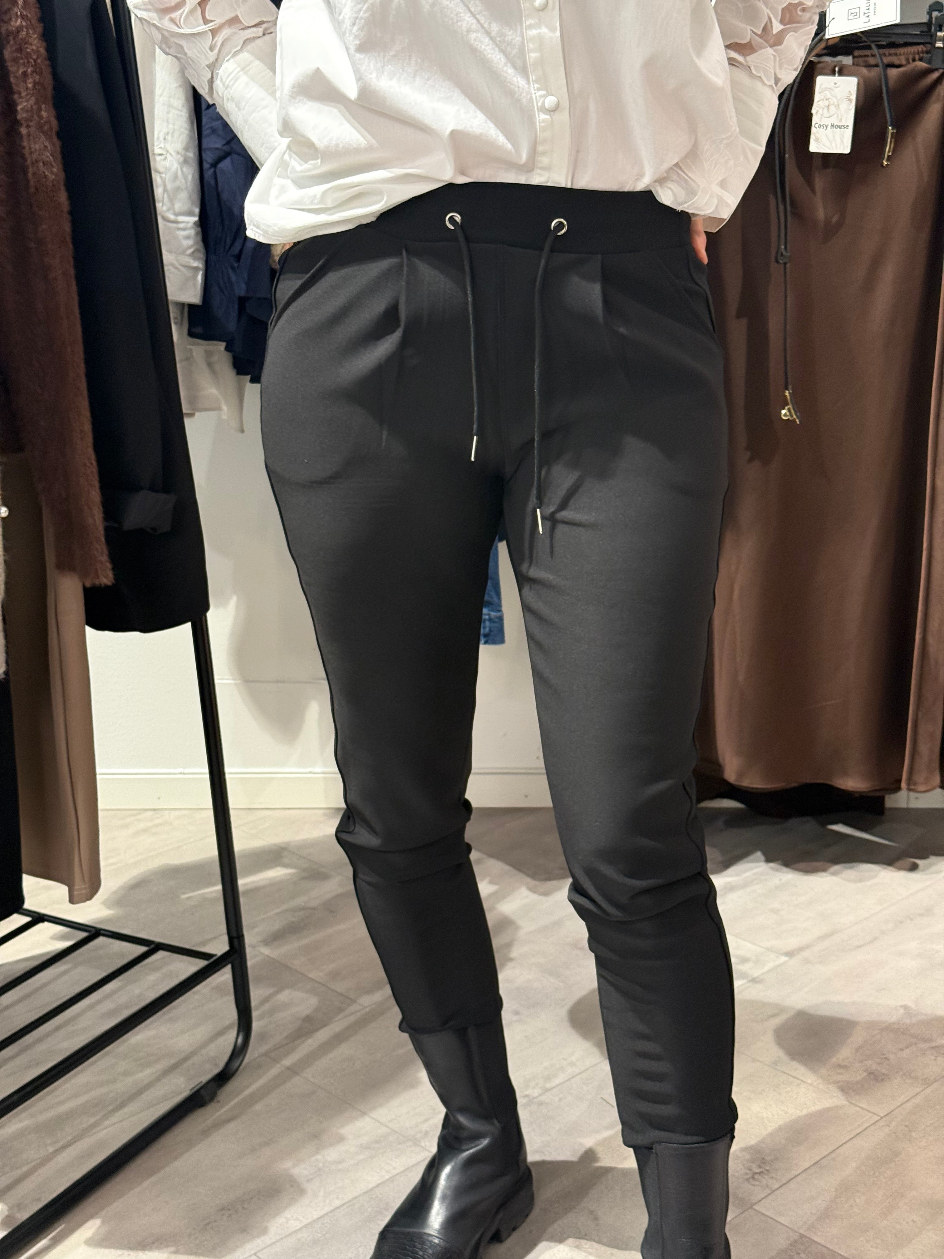 Soft slim fit suit trousers - black