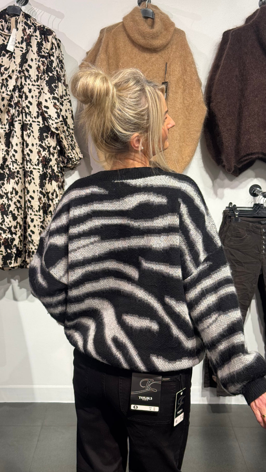 Stickad tröja - zebra