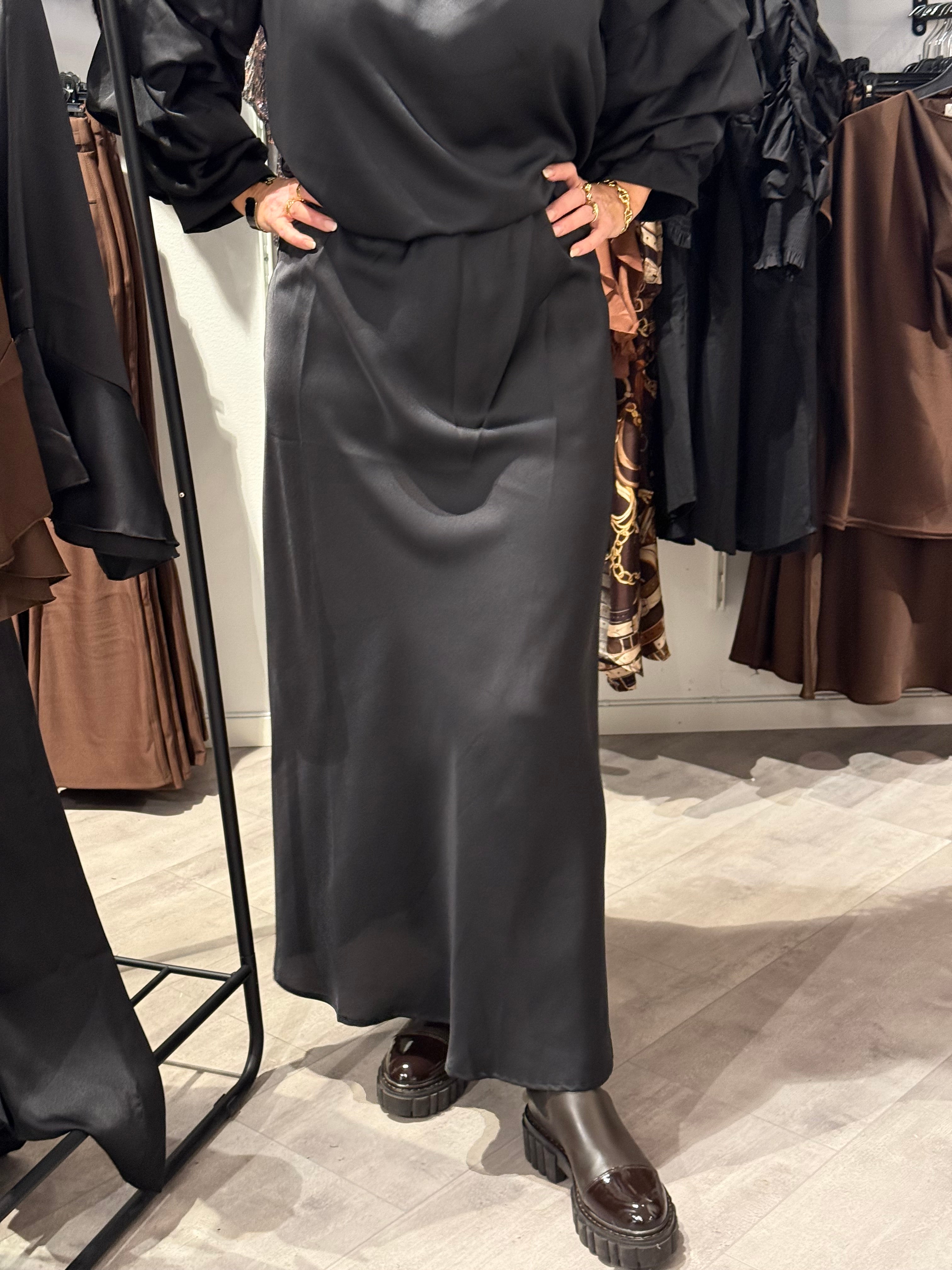 Shiny maxi skirt, black.