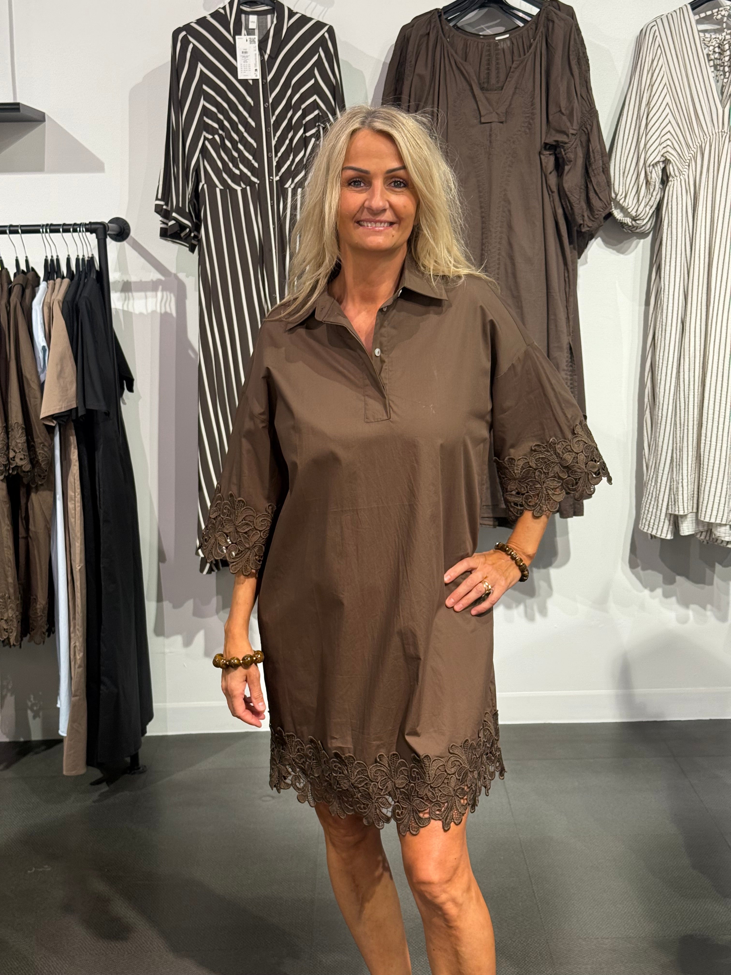 Klara Embrodery Dress - Brown
