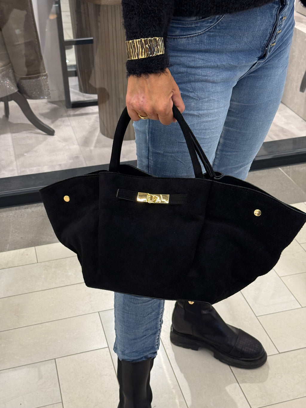 Mocka väska med guldspänne svart