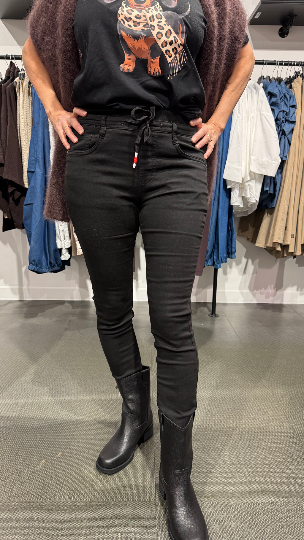 Mirakeljeans med knyt - black