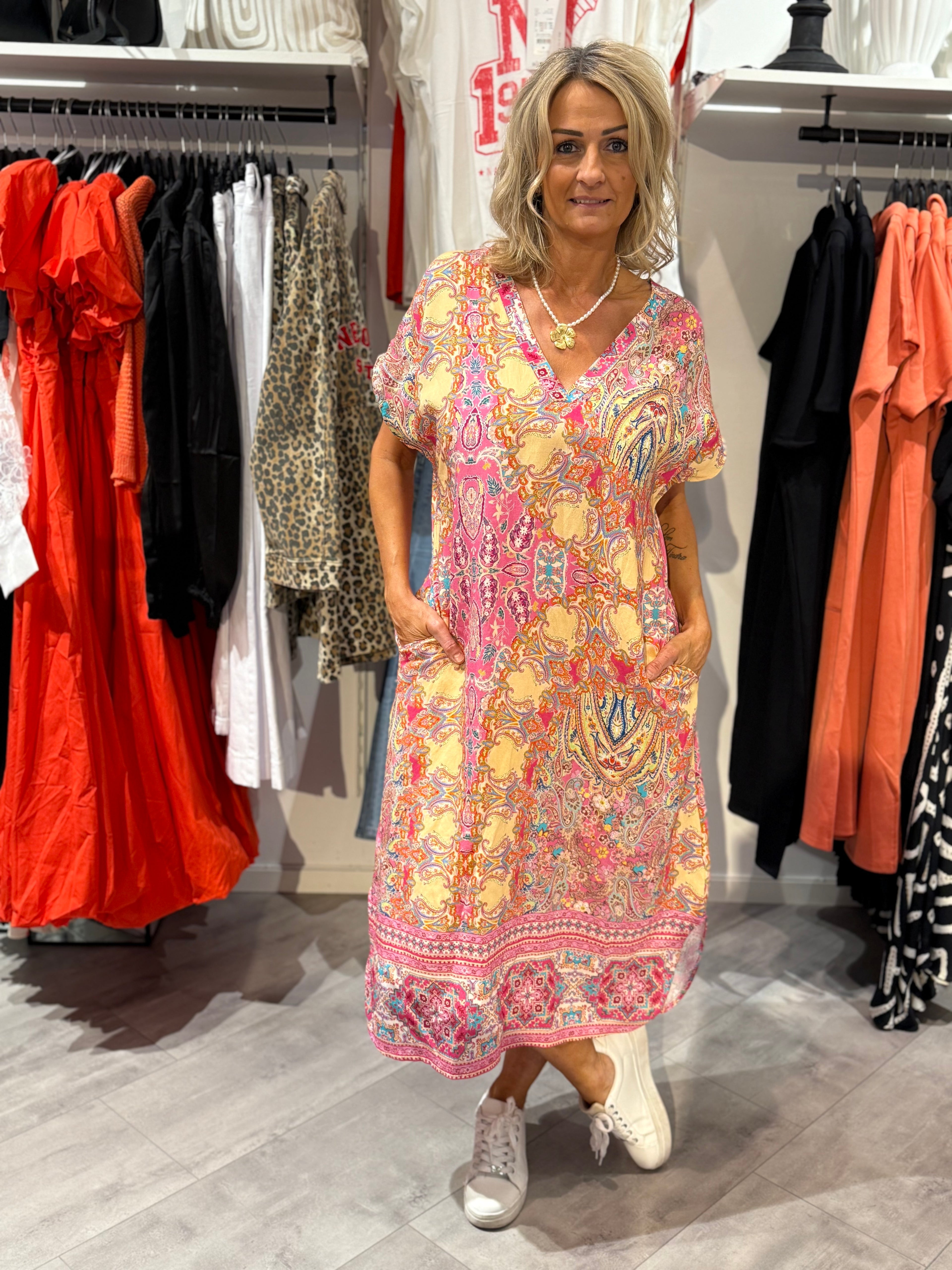 Patterned dress with pockets