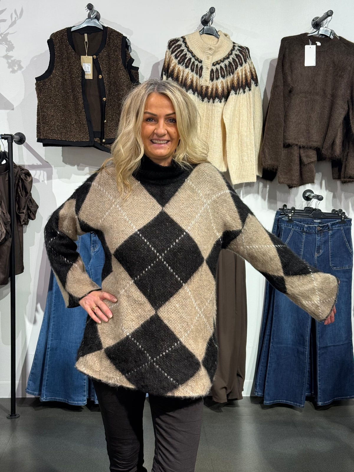 LONG KNITTED SWEATER - Black/beige