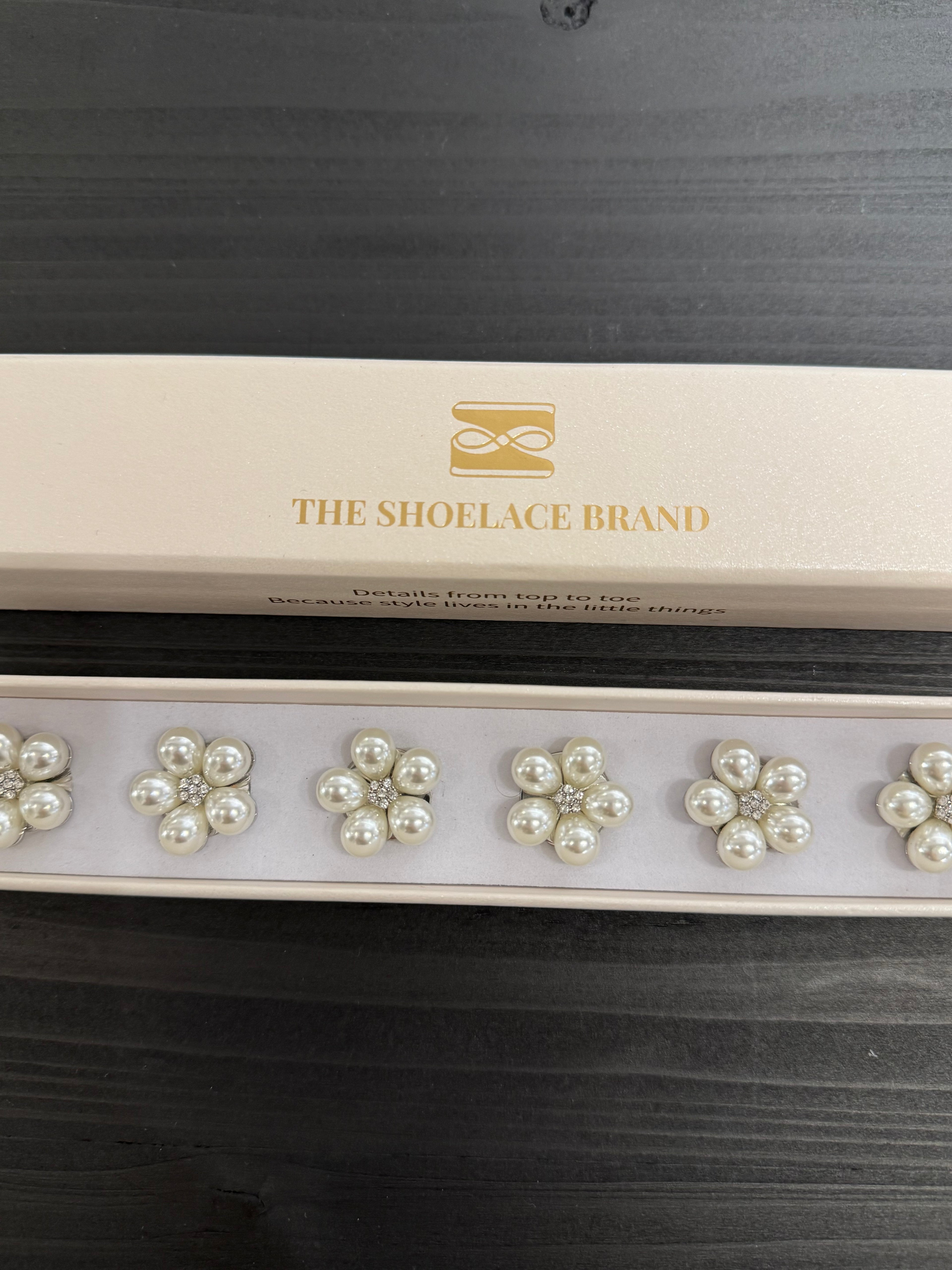 Skjortknapp- blomma pärla/silver