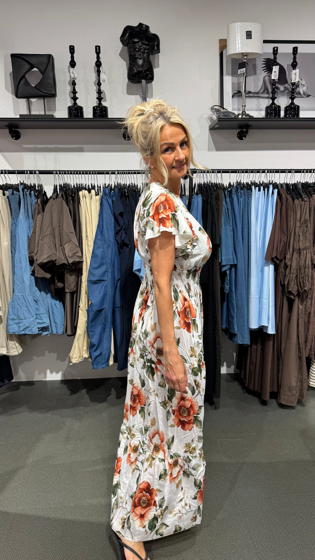 Klänning med blommor - orange