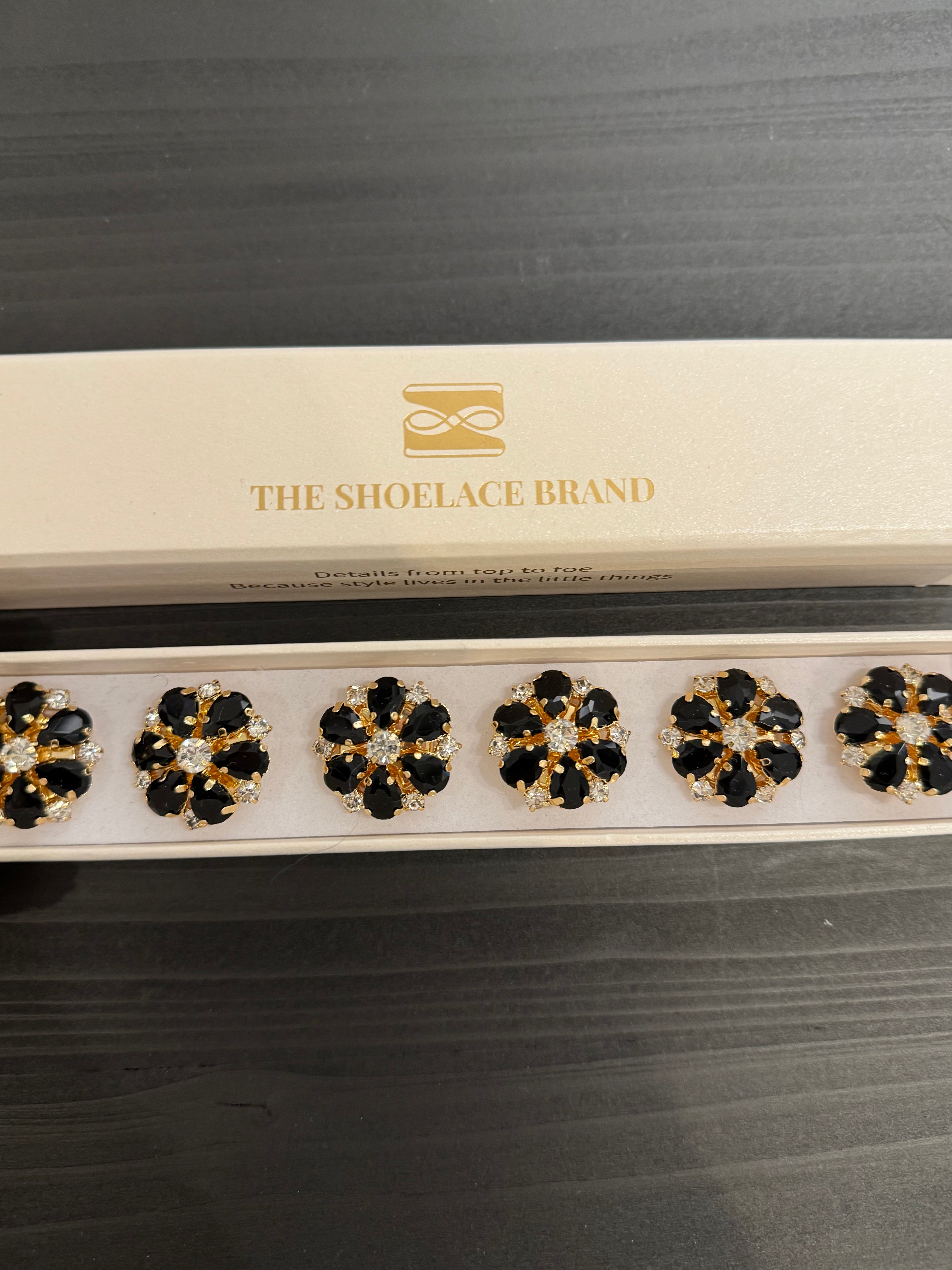 Skjortknapp- blomma svart/guld