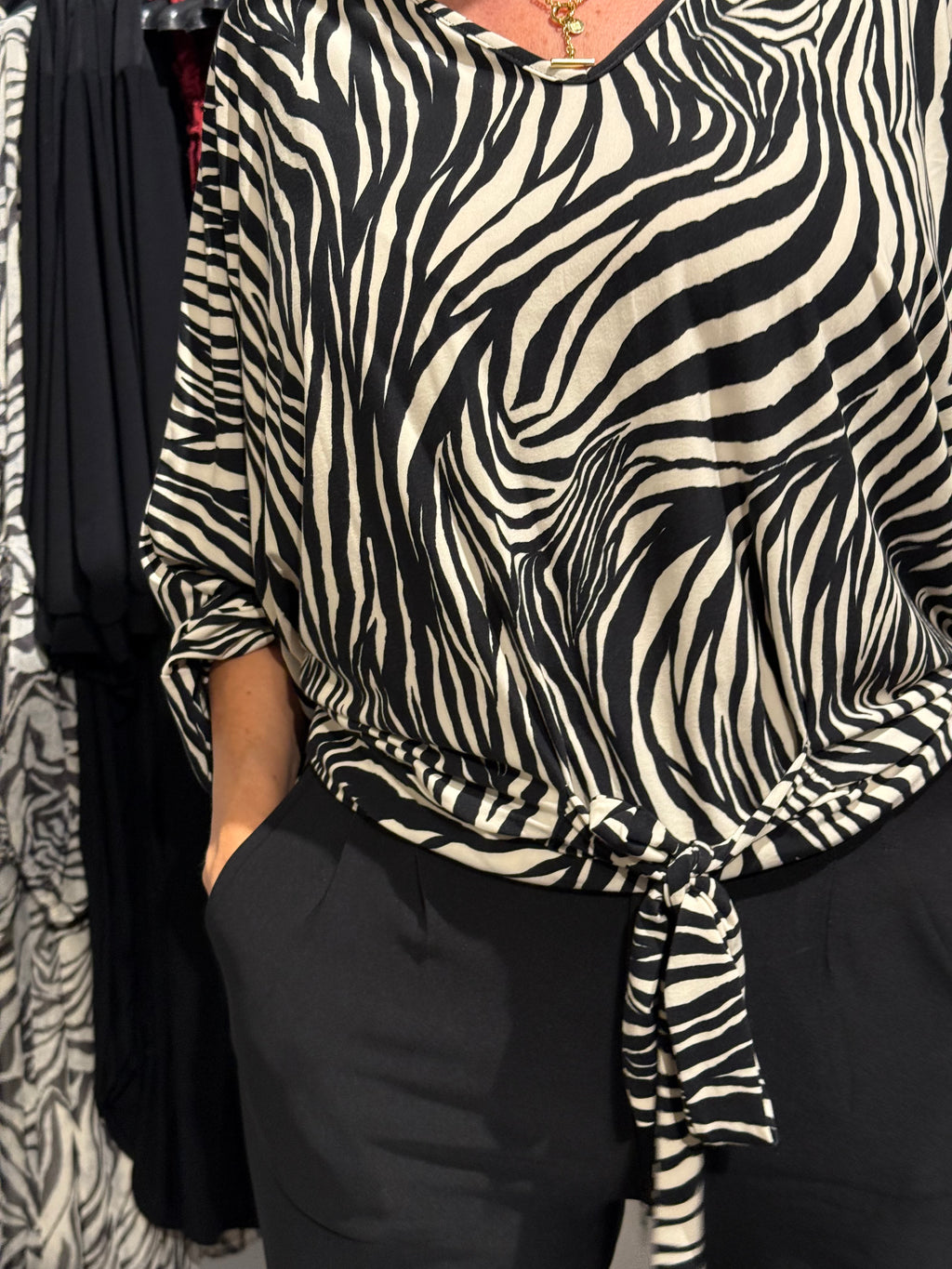 Blus med knyt zebra