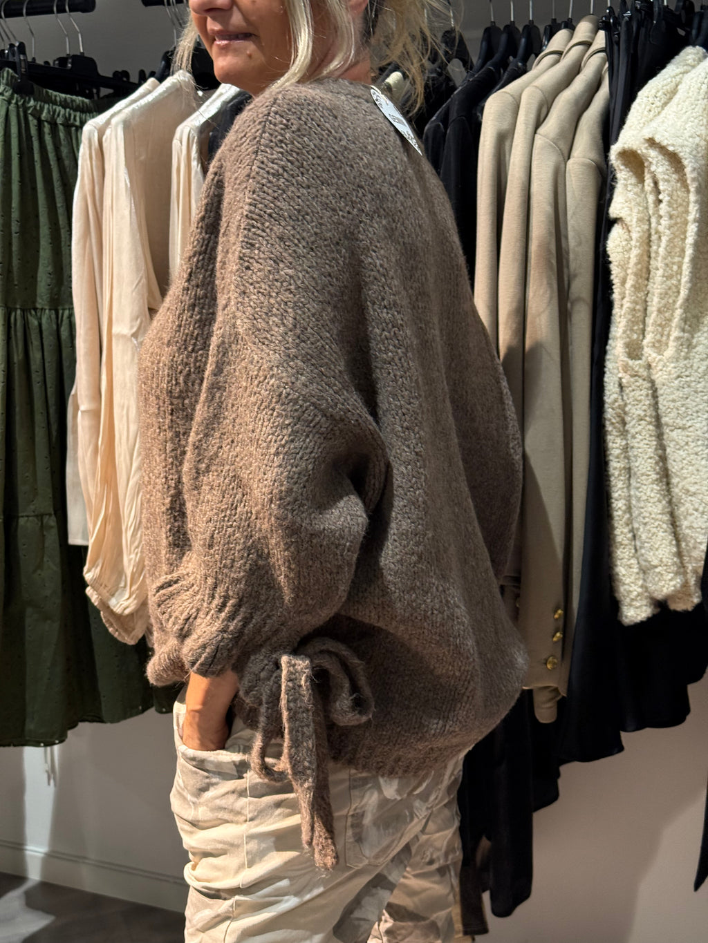 Stickad tröja med rosett Taupe