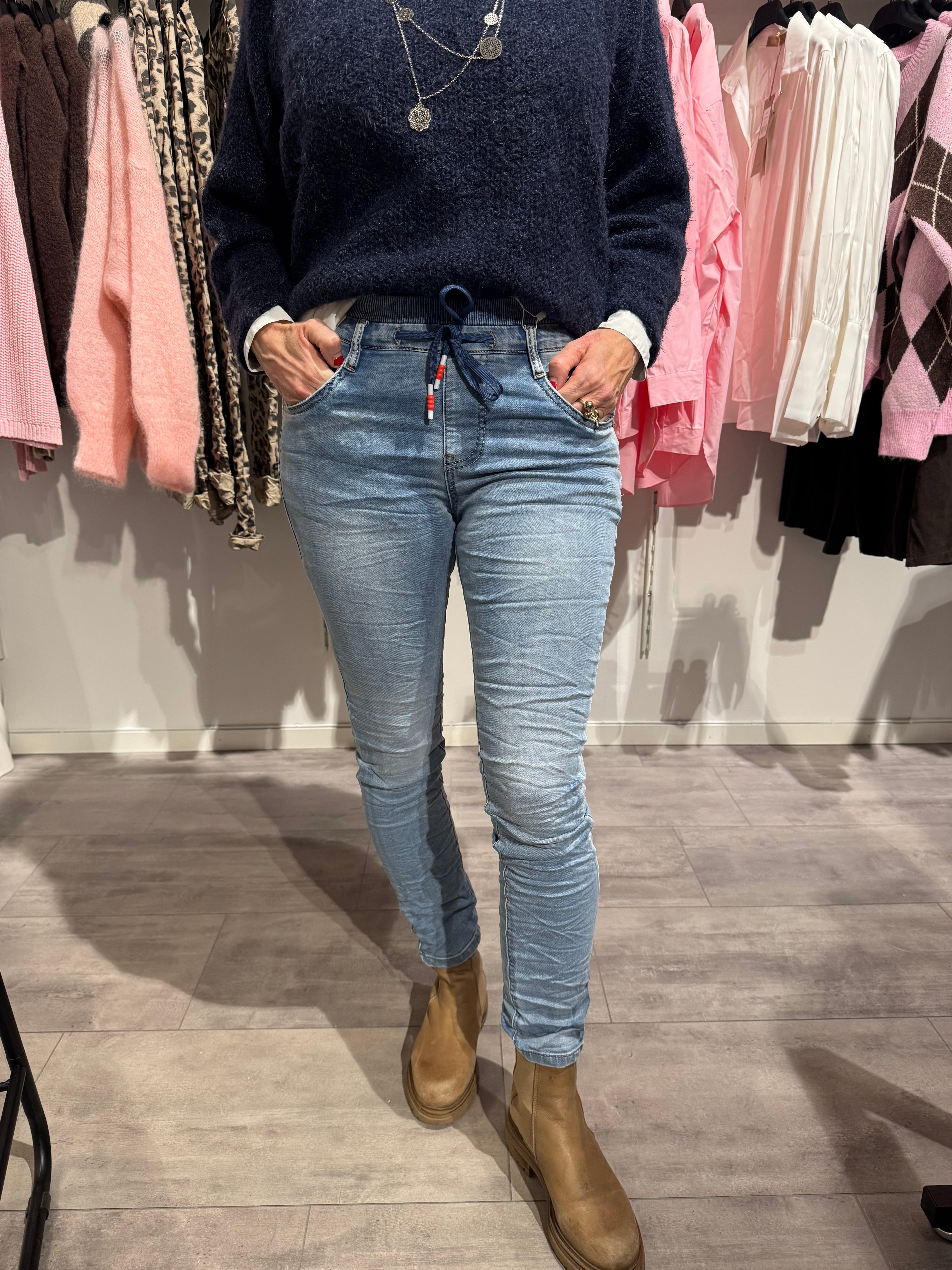 Mirakeljeans med knyt - ljusblå