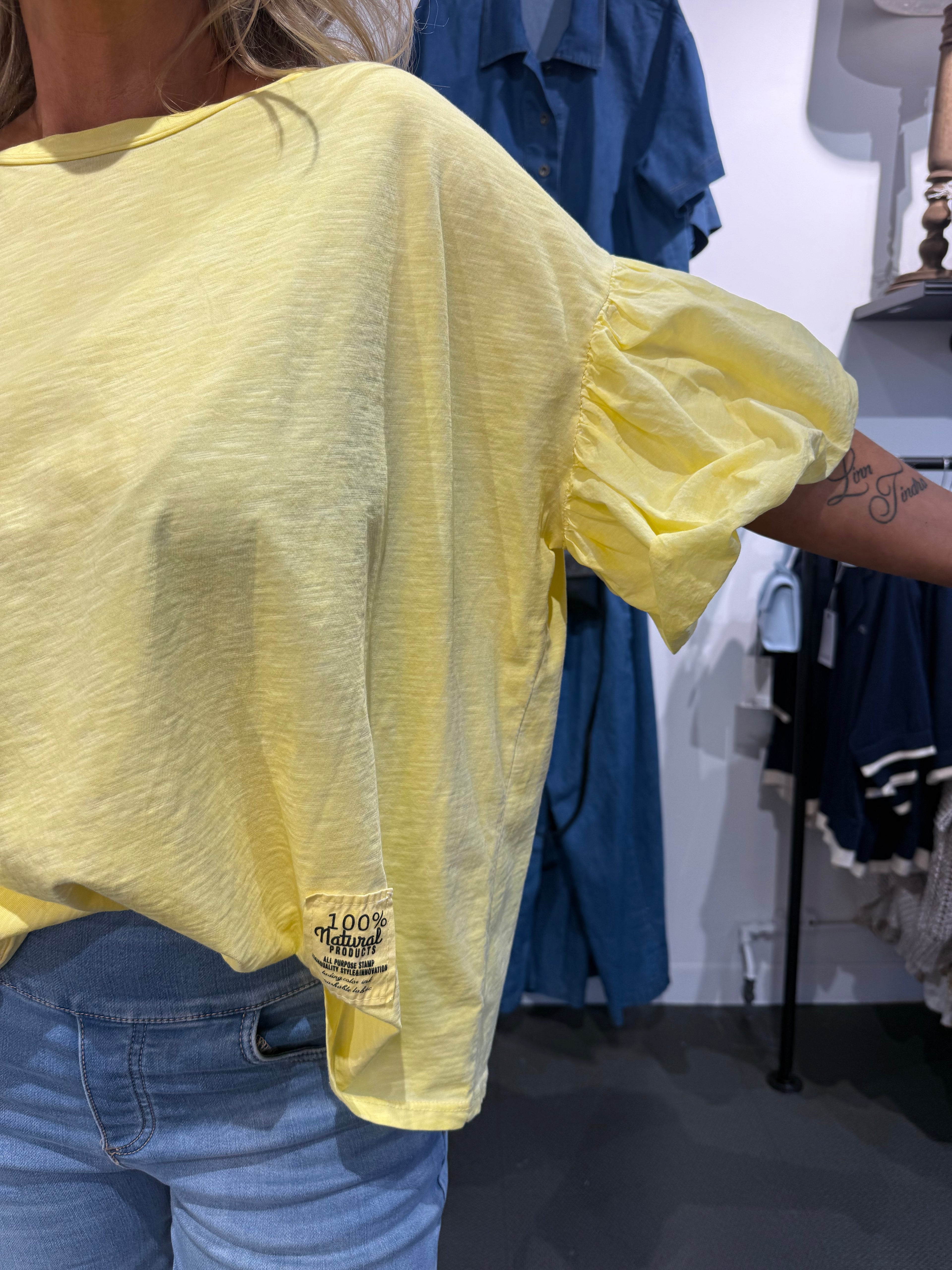 T-shirt med puffärm - gul