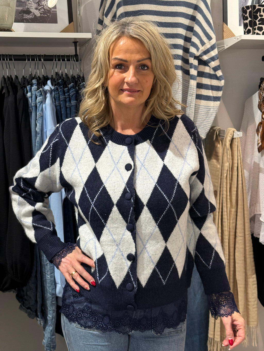 Stickad kofta rombmönster blå/cream