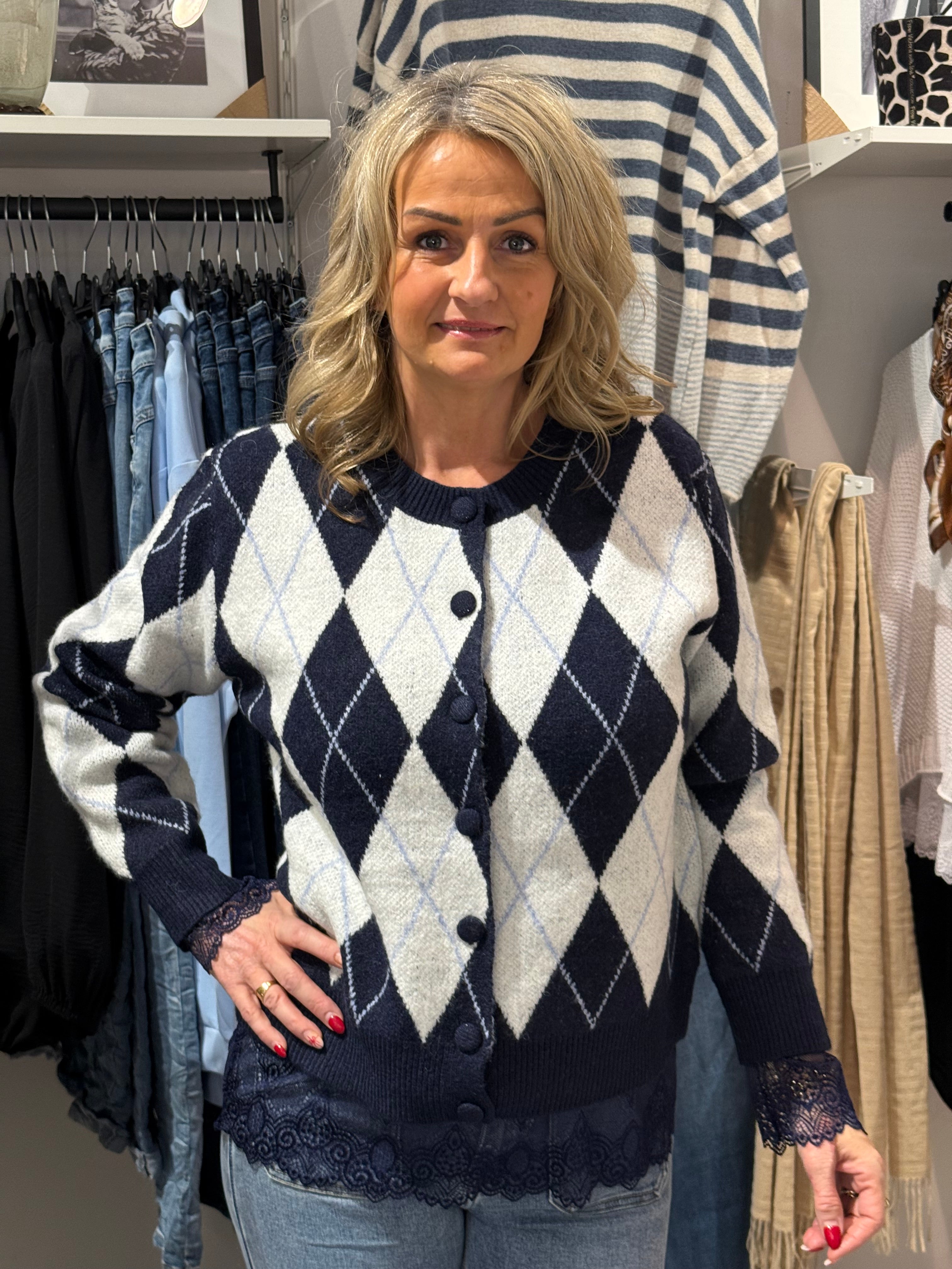 Stickad kofta rombmönster blå/cream