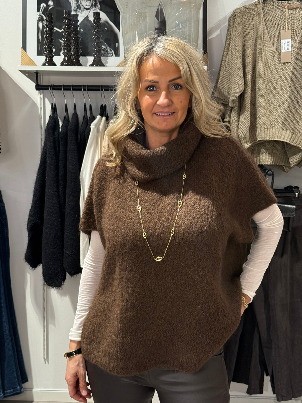 KNITTED SWEATER WITH POLO NECK- brown