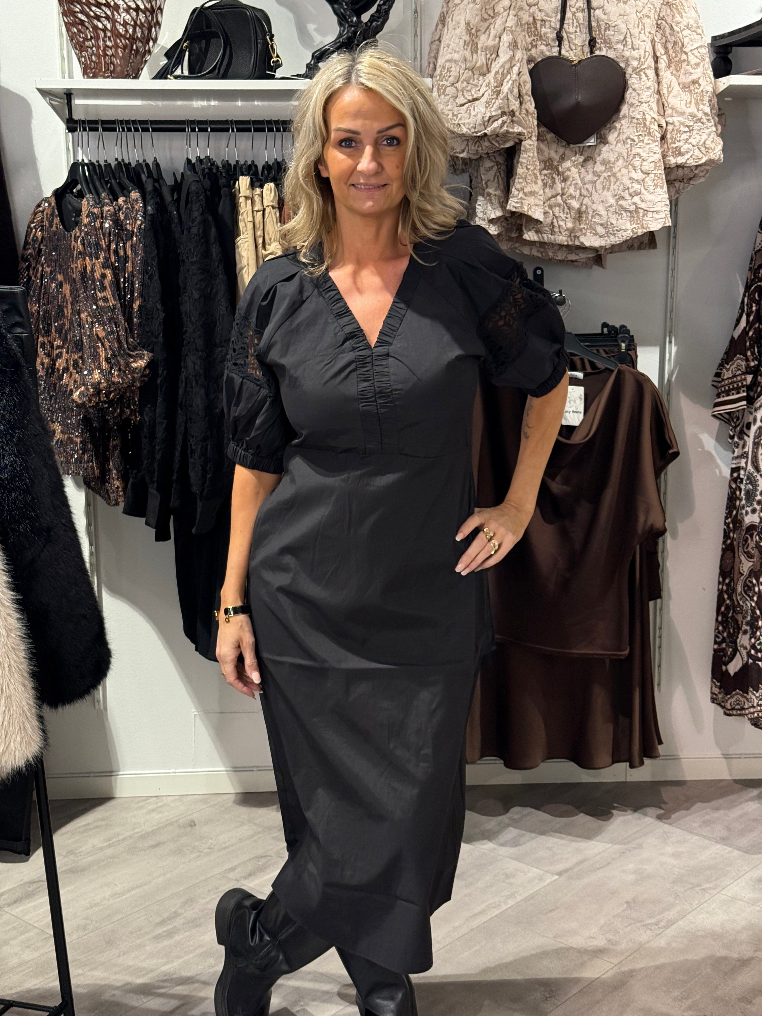 NETTI KLÄNNING SVART