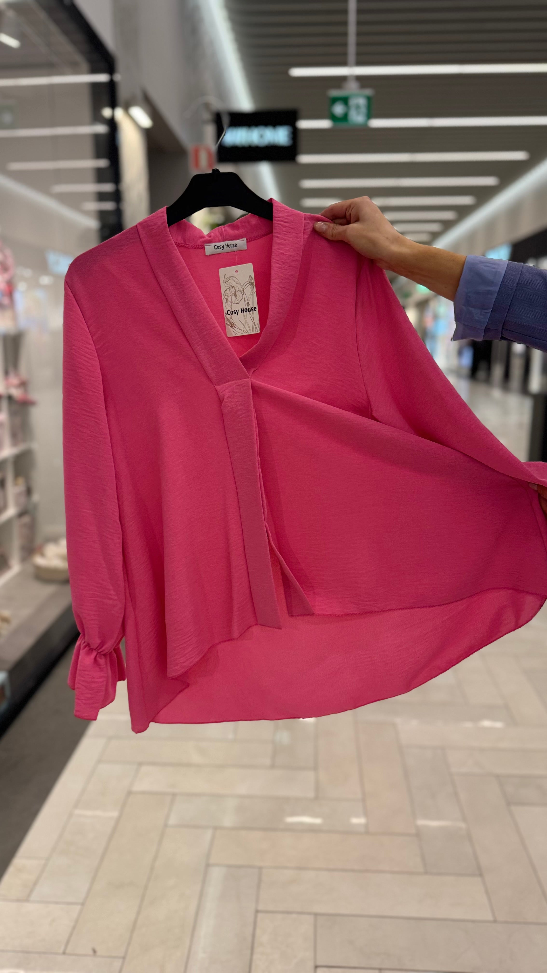 V-ringad blus med volang - rosa