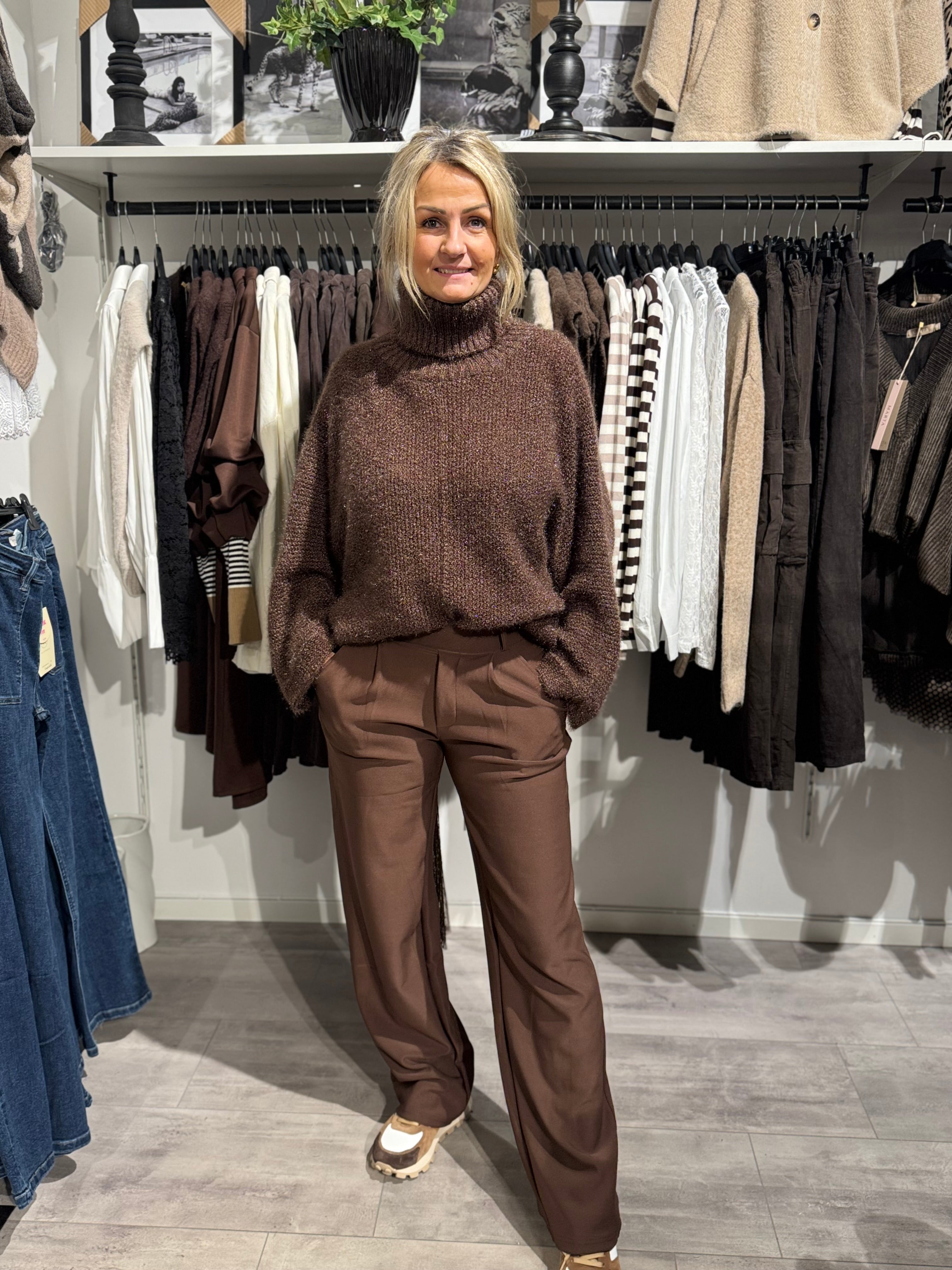 Mjukis kostym byxa med hällor - brun