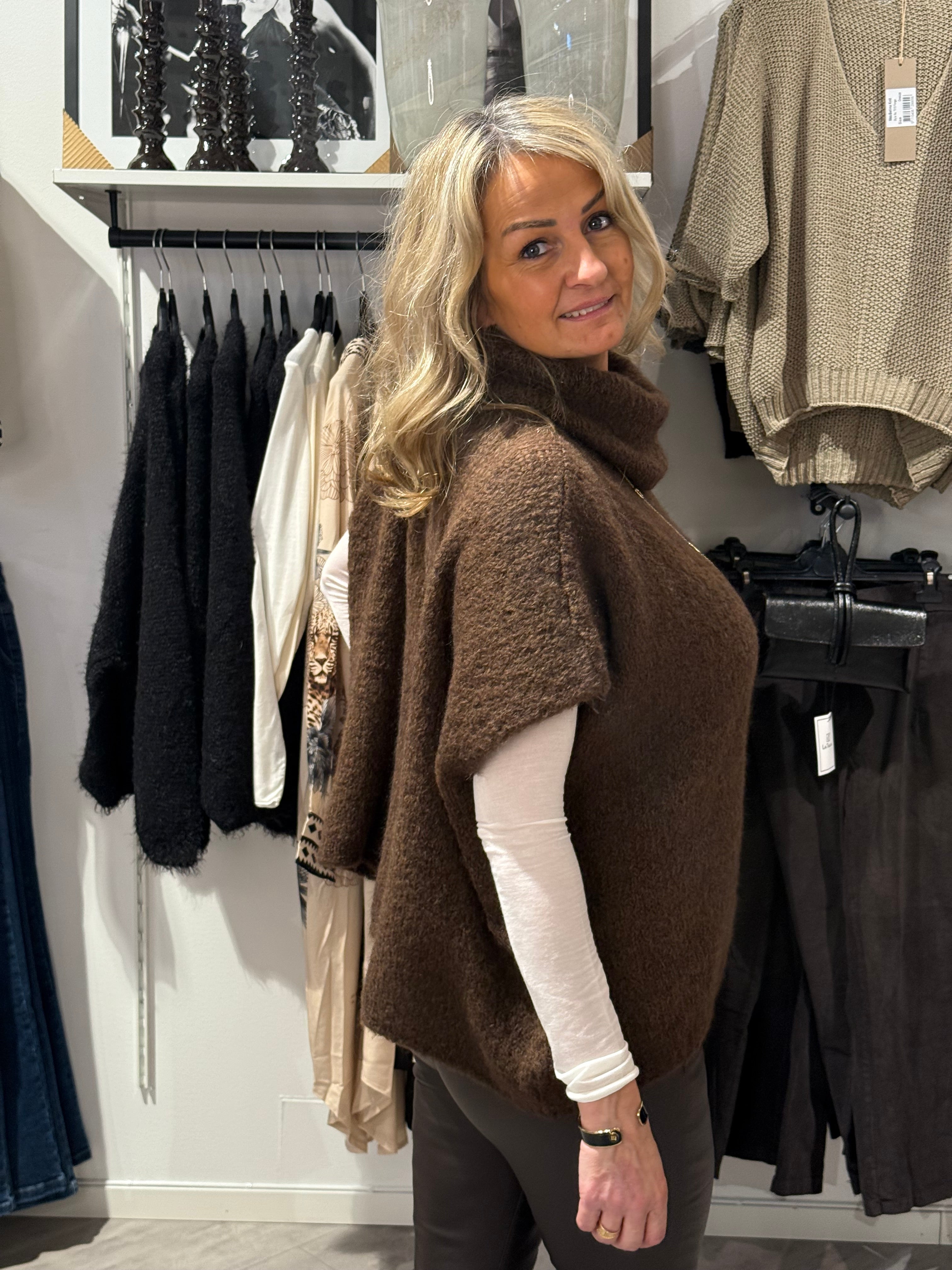 KNITTED SWEATER WITH POLO NECK- brown
