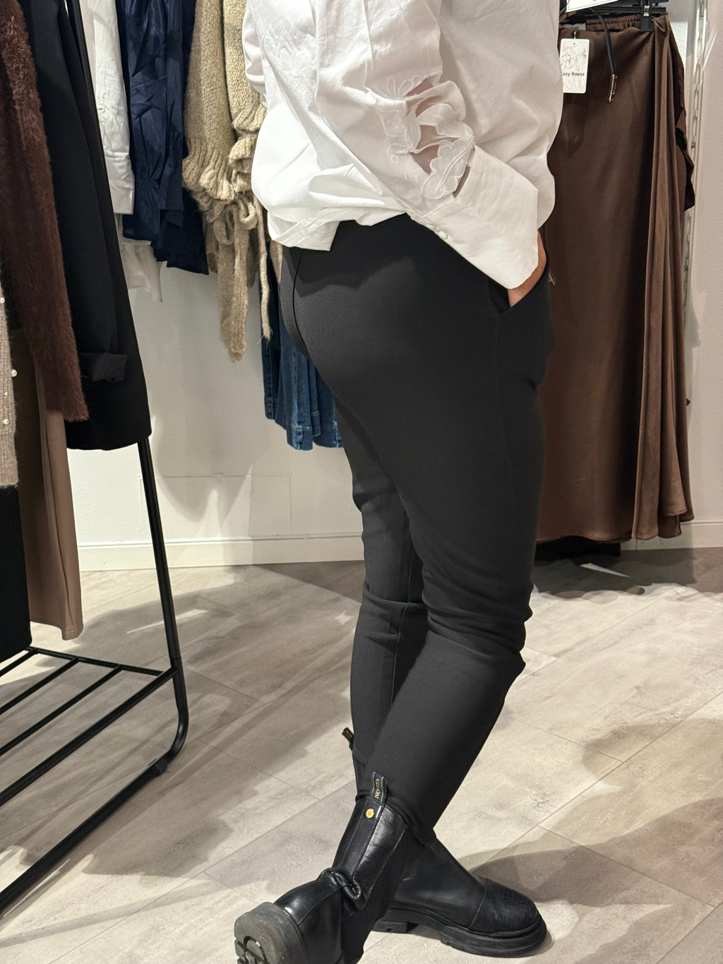 Soft slim fit suit trousers - black