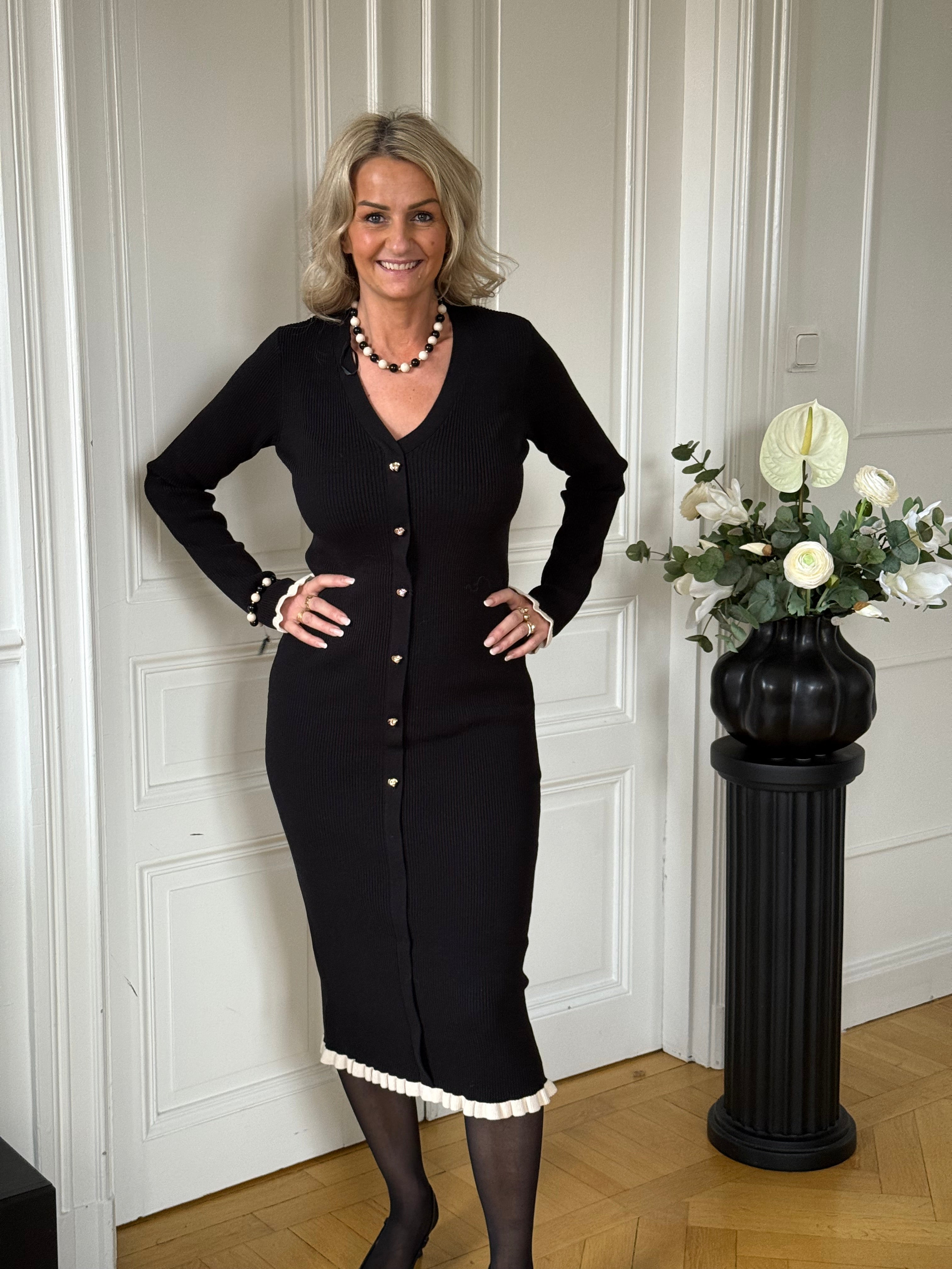 YASFLOMA STICKAD KLÄNNING