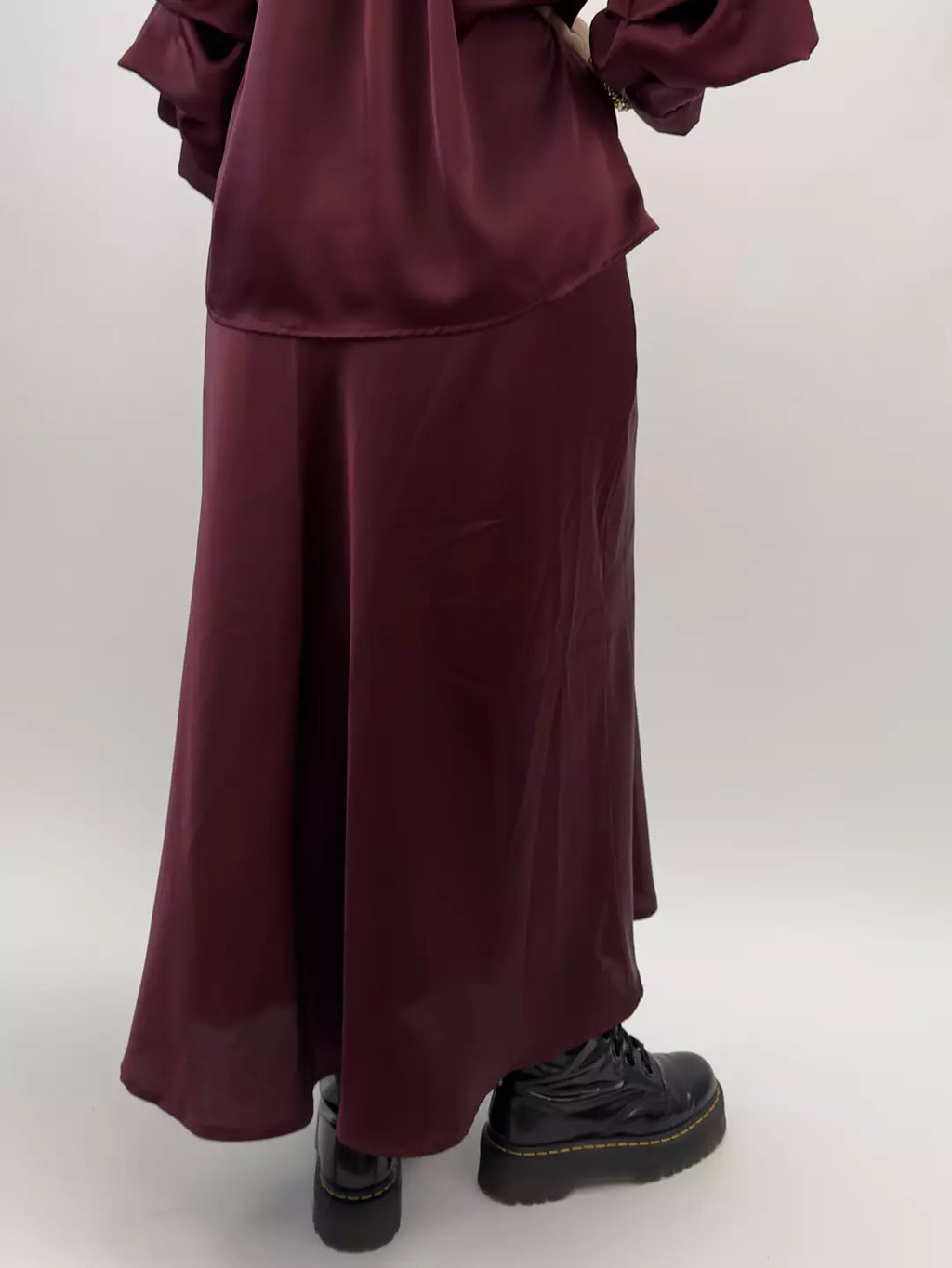 Shiny maxi skirt, wine color.
