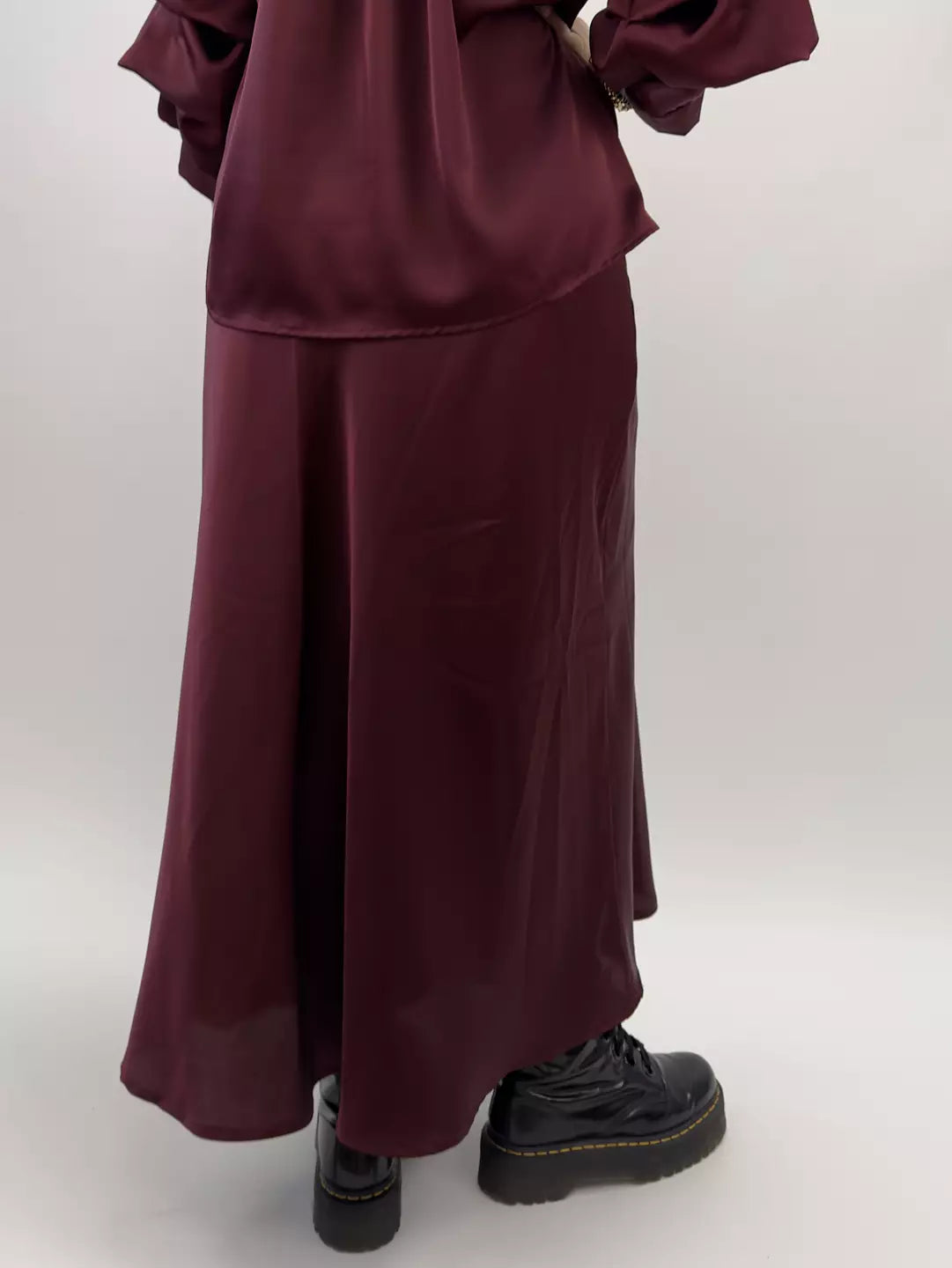Shiny maxi skirt, wine color.