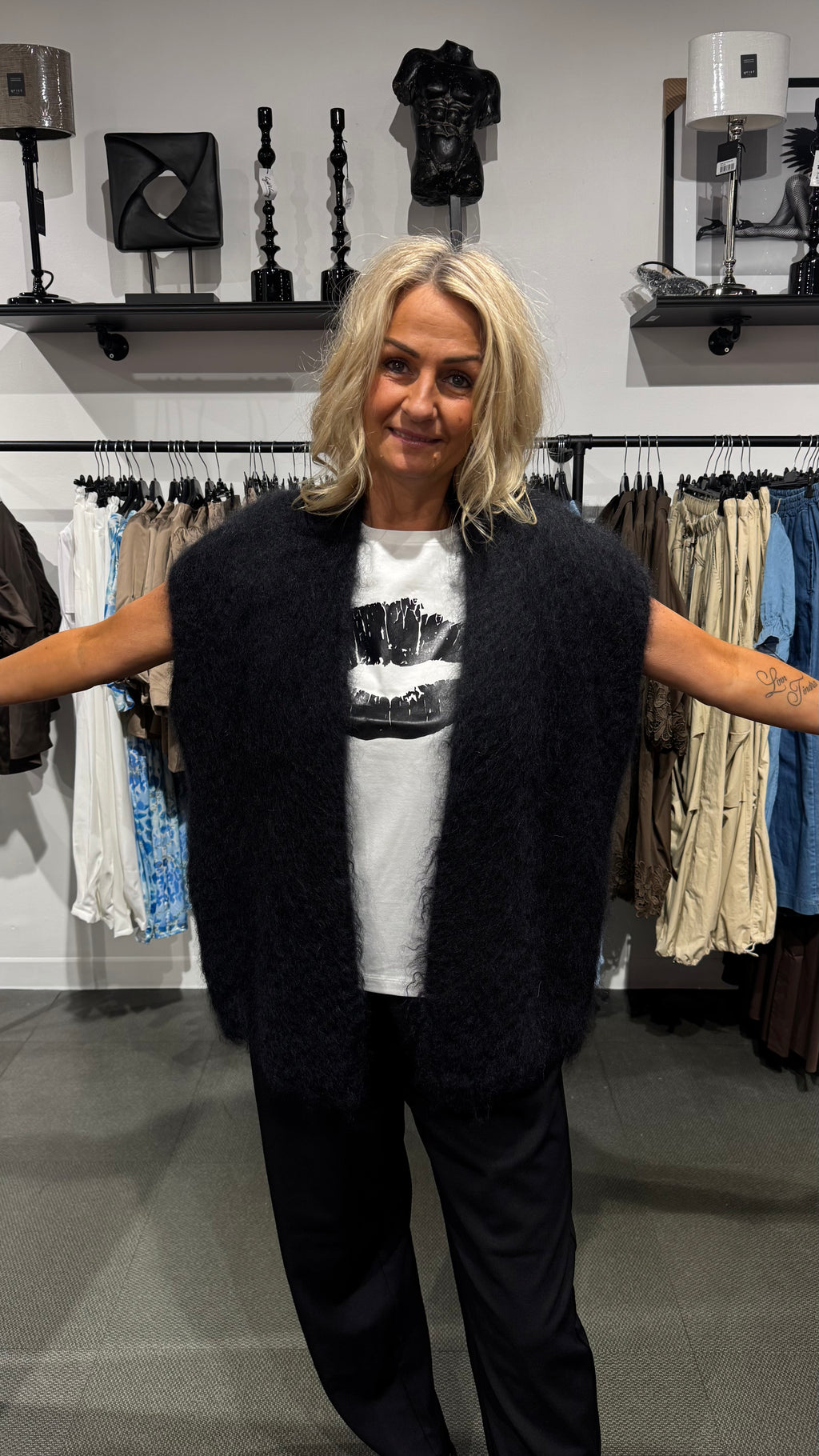 MOHAIR VEST - BLACK
