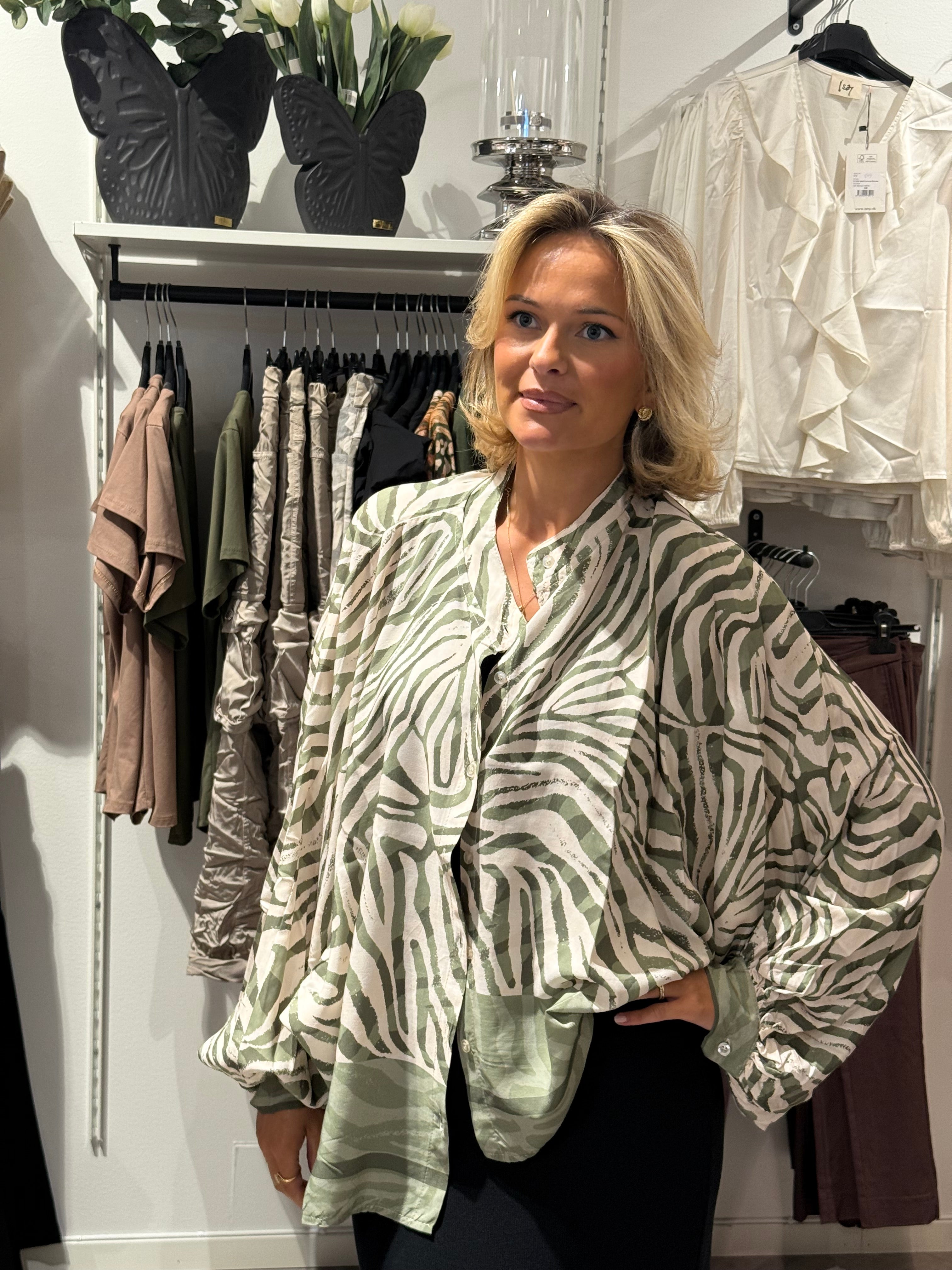 Blus med zebra mönster grön