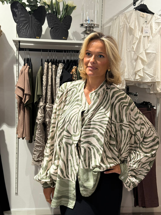 Blus med zebra mönster grön