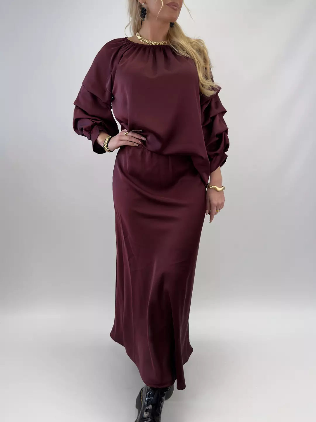 Shiny maxi skirt, wine color.