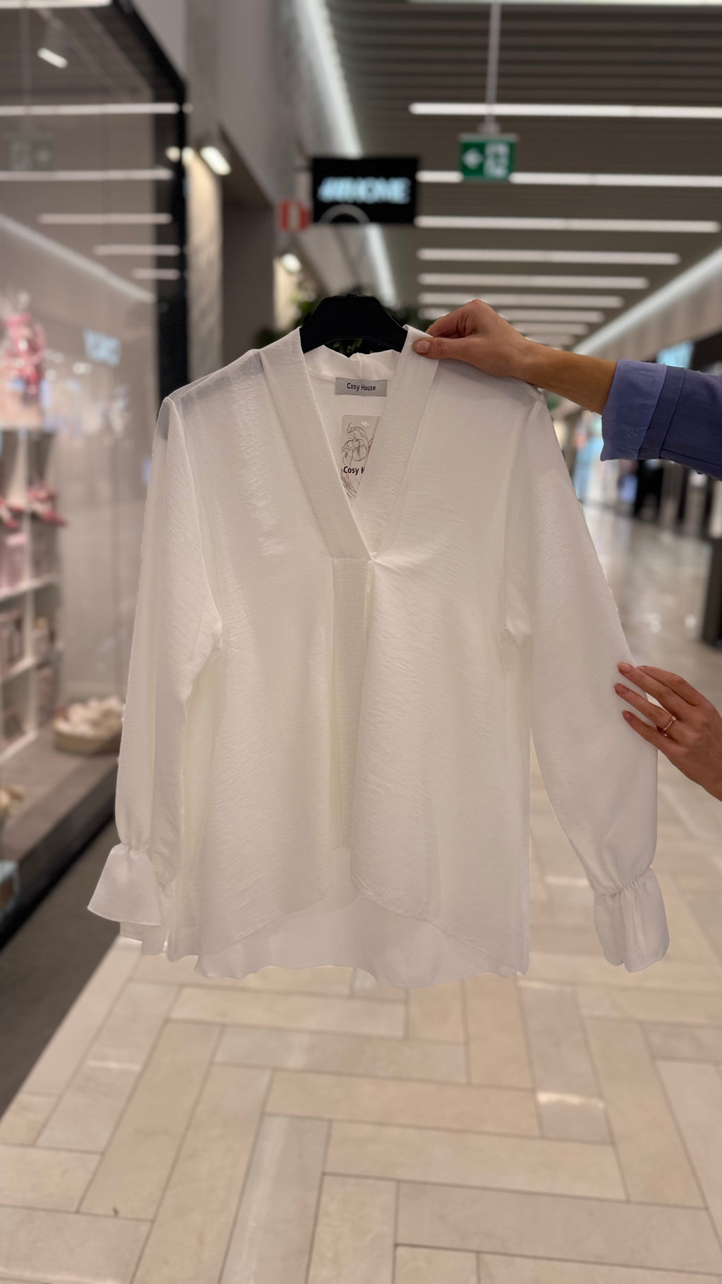 V-ringad blus med volang - vit