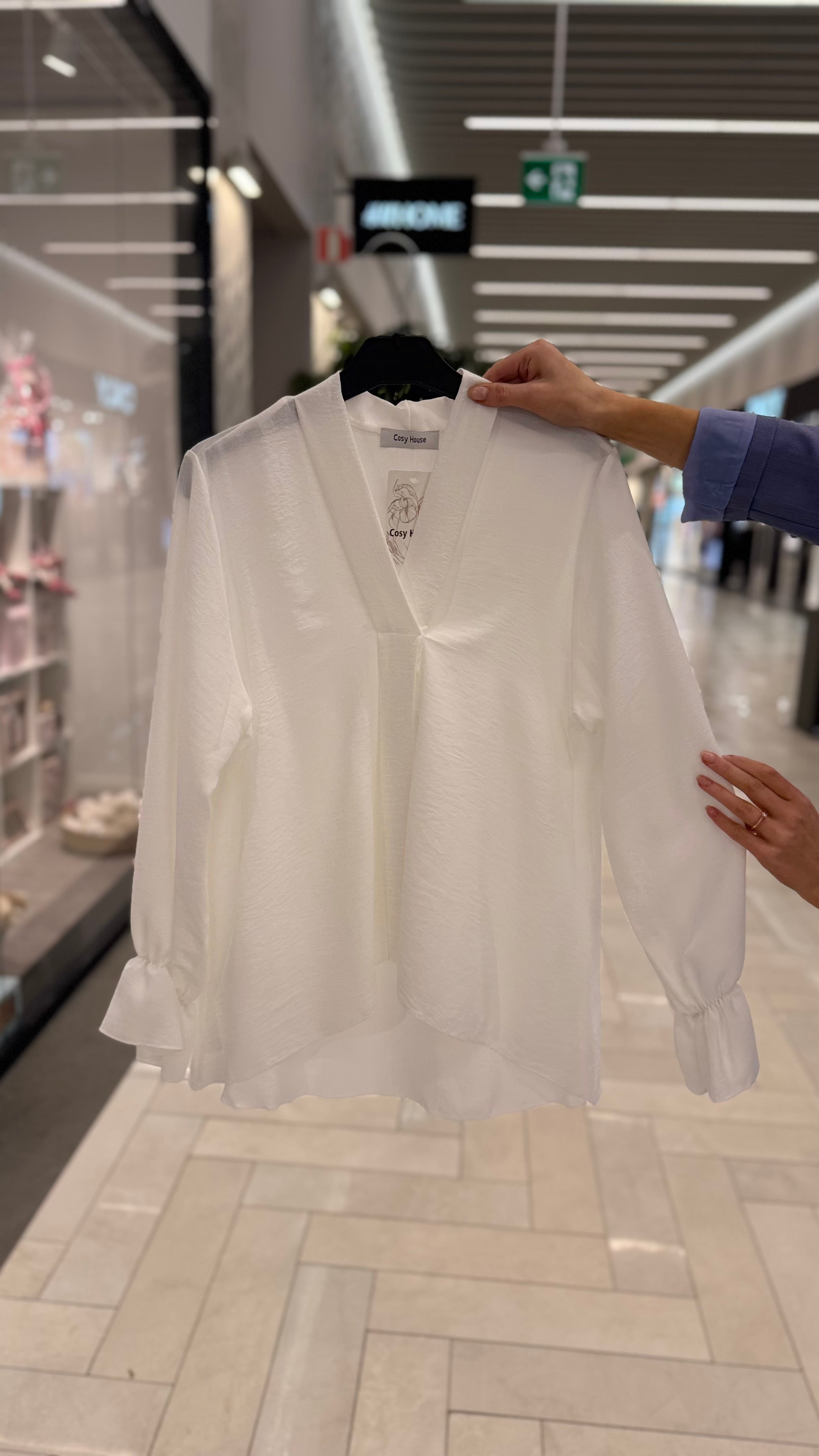 V-ringad blus med volang - vit