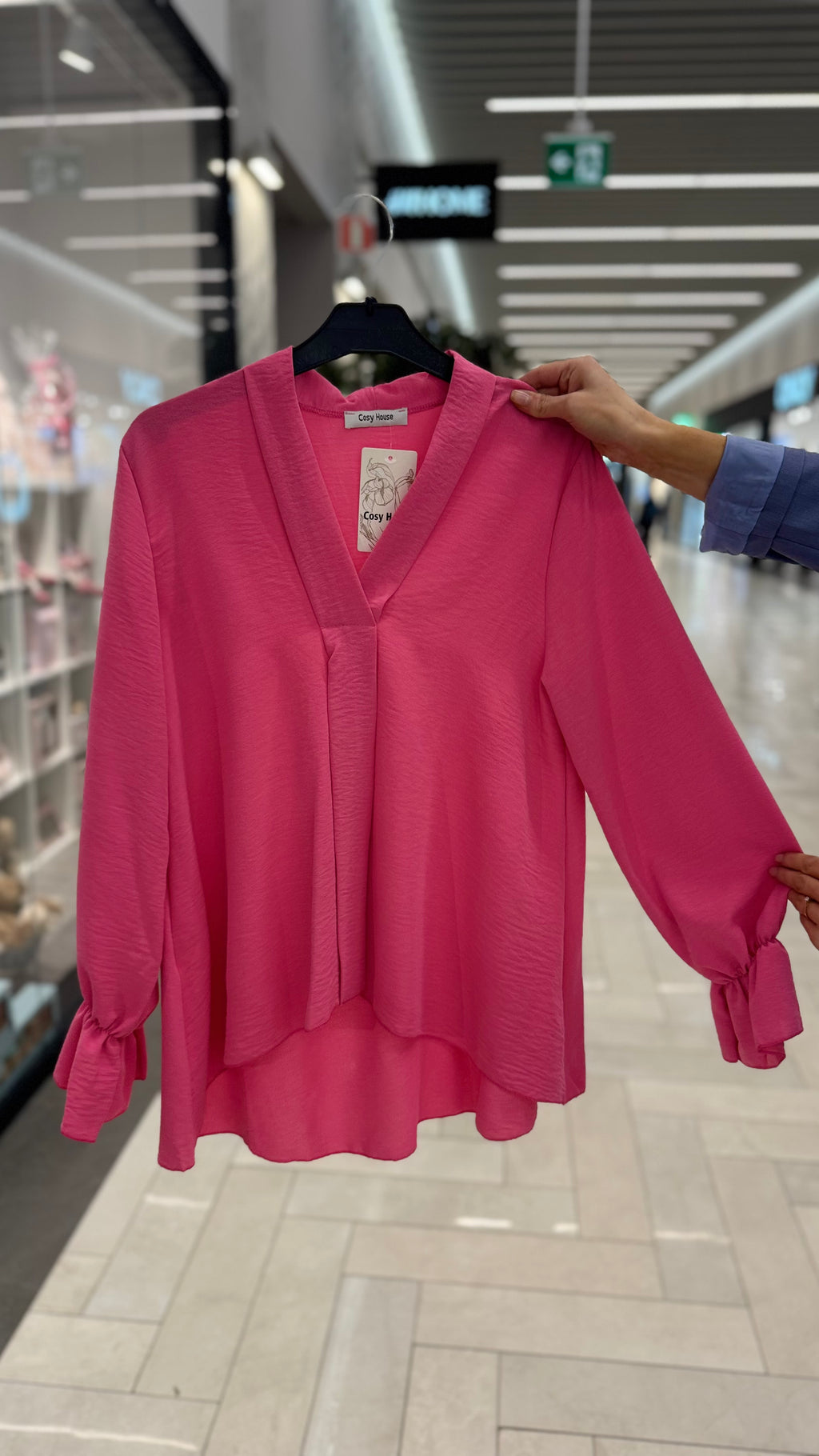 V-ringad blus med volang - rosa