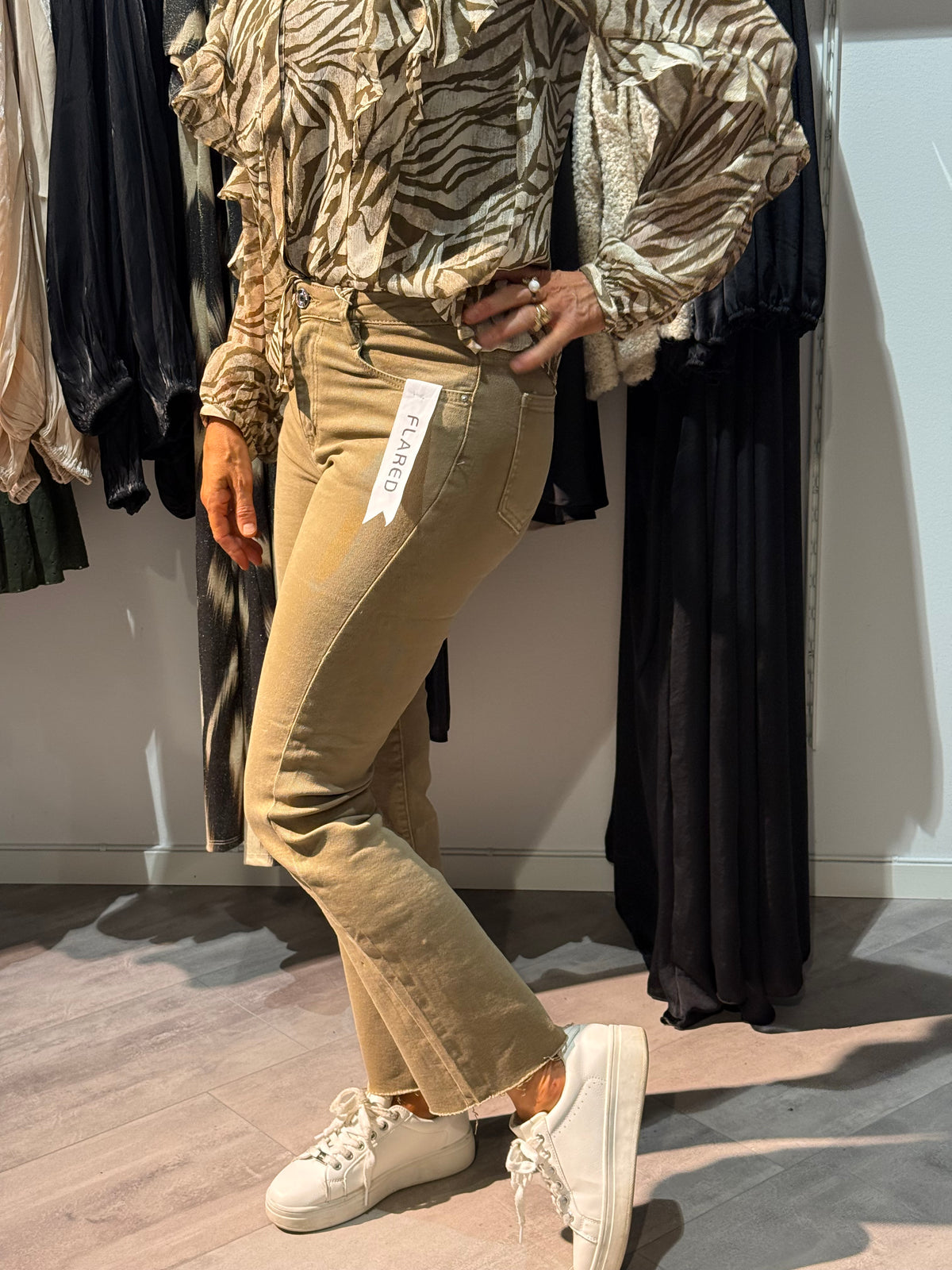 Flared jeans mörkbeige