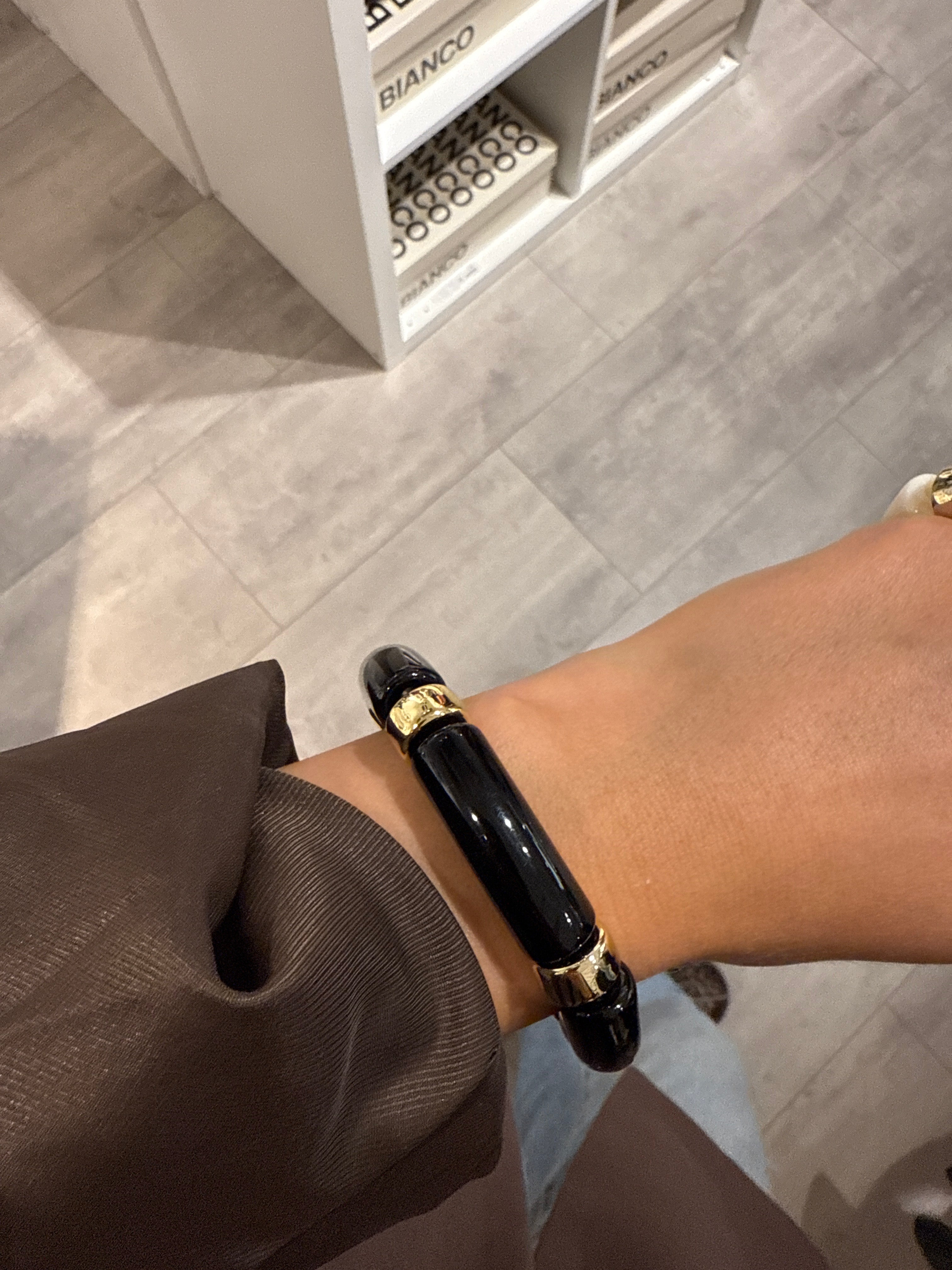 Resin elastic black