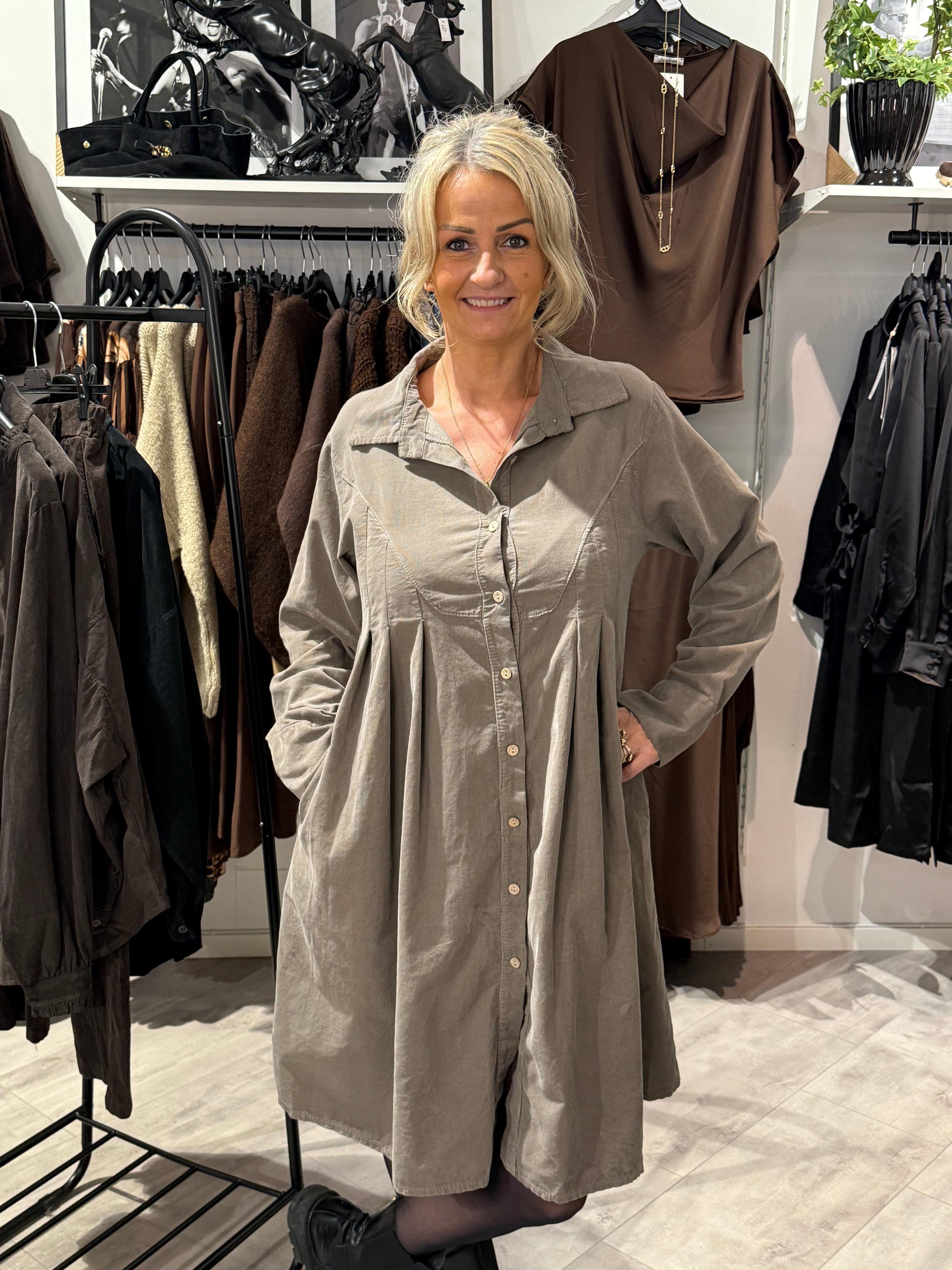 MDCGUNVOR KLÄNNING - TAUPE