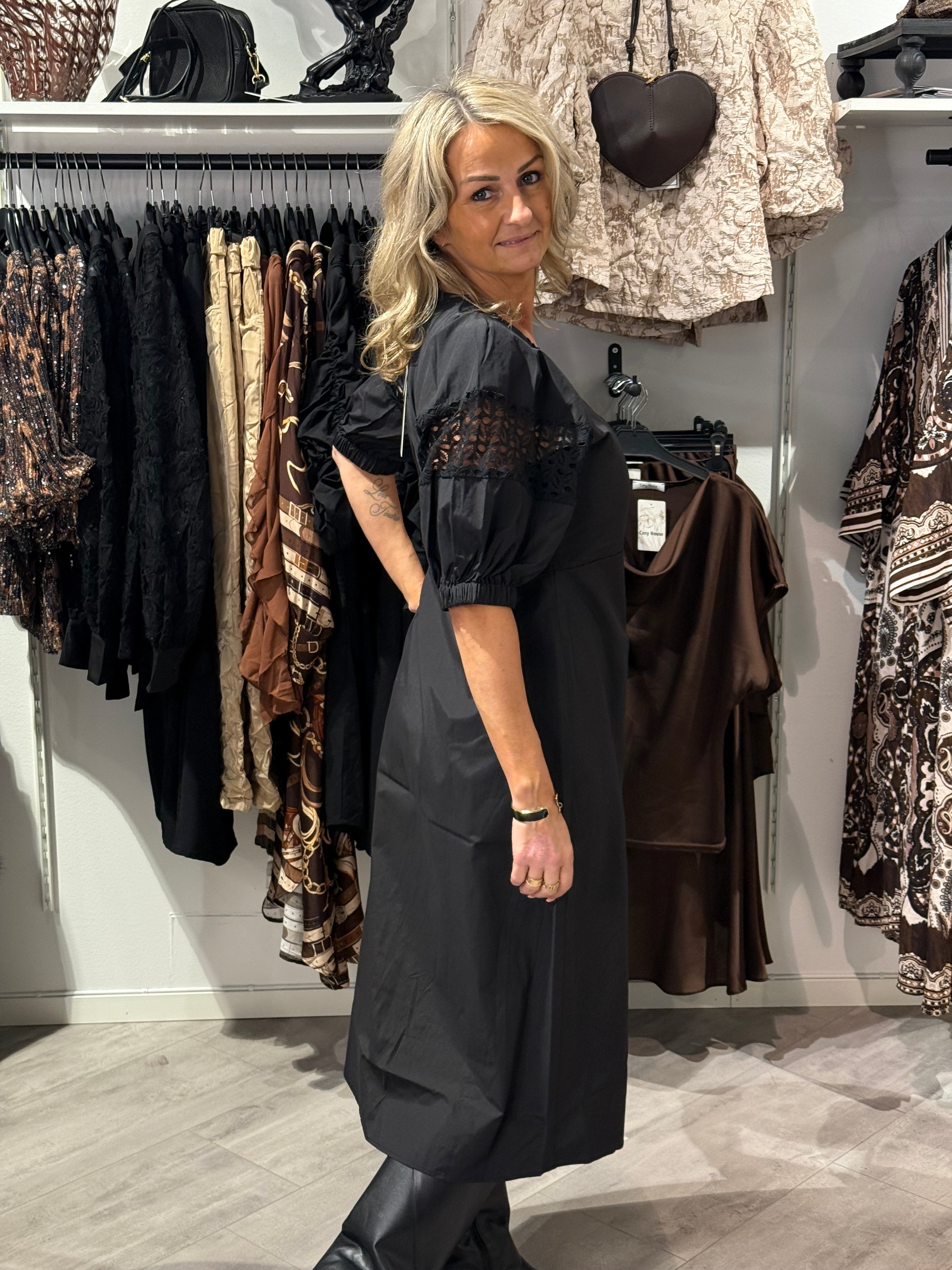 NETTI KLÄNNING SVART