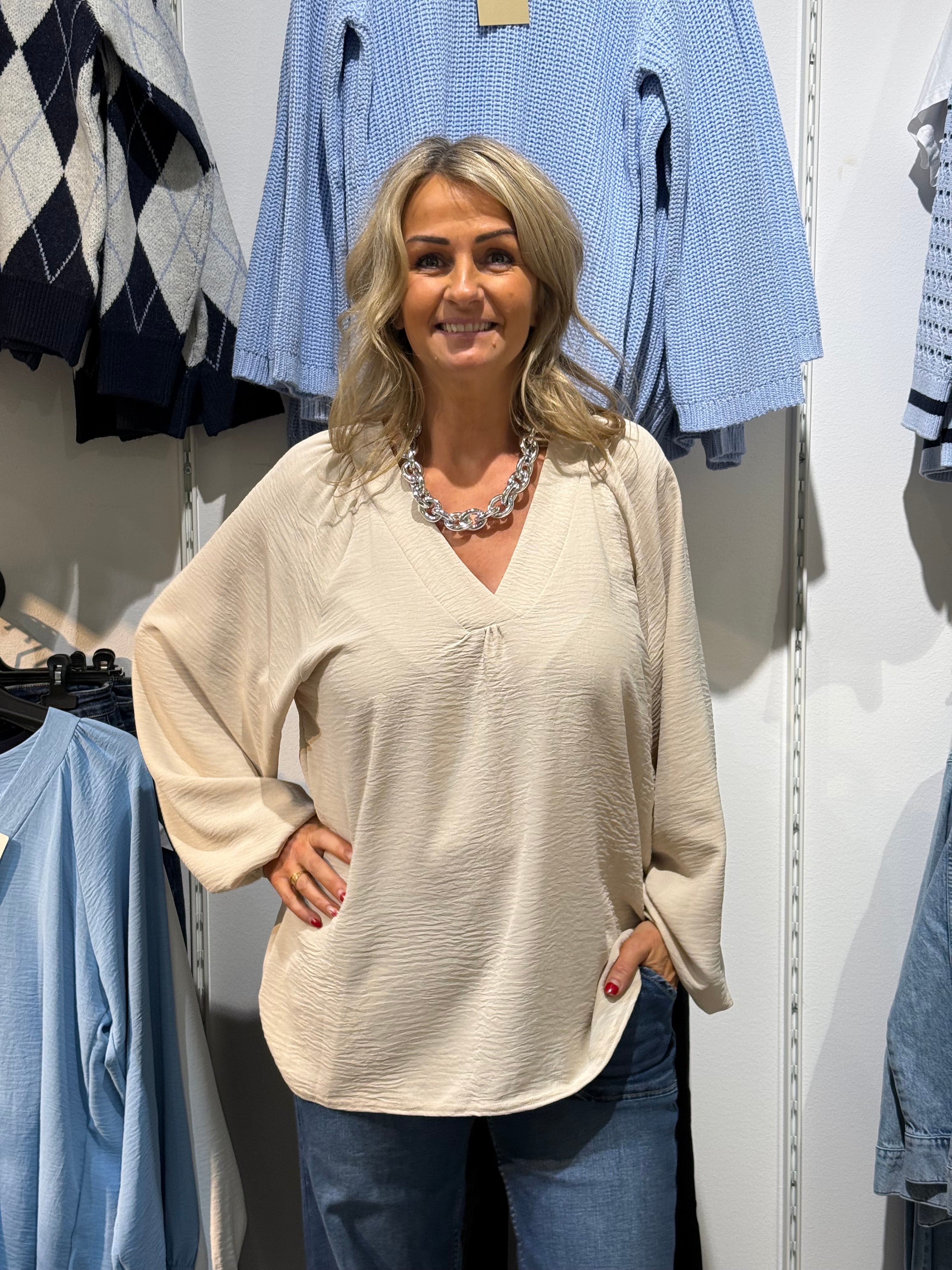 V ringad blus beige