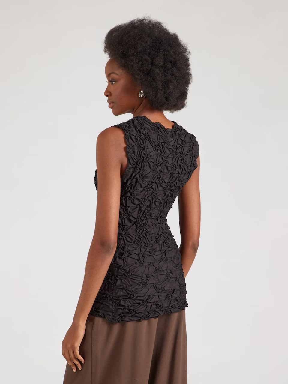 YASMERA SLEEVELESS TOP - BLACK