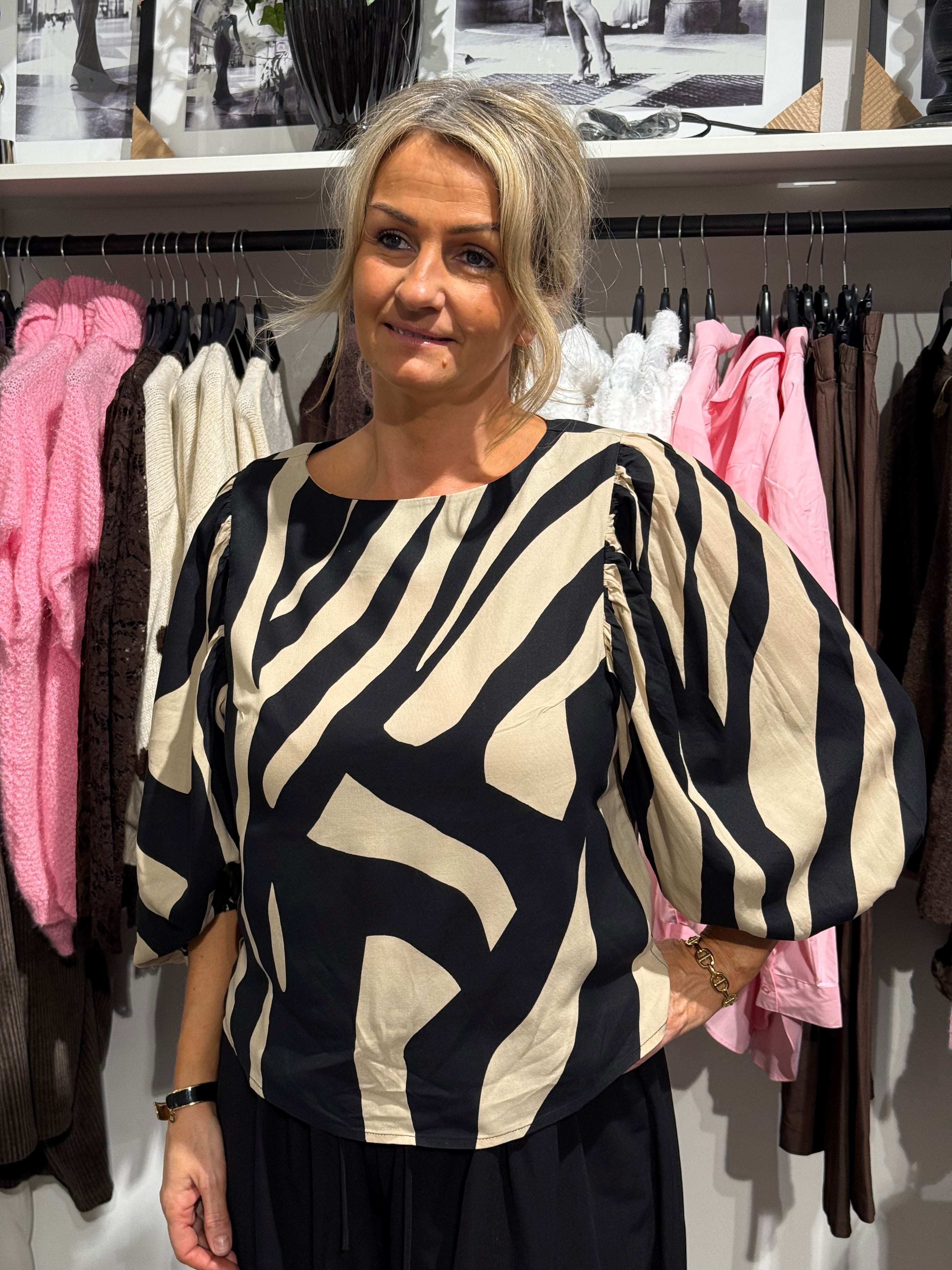 TATUM BLOUSE DESERT SAND/BLACK