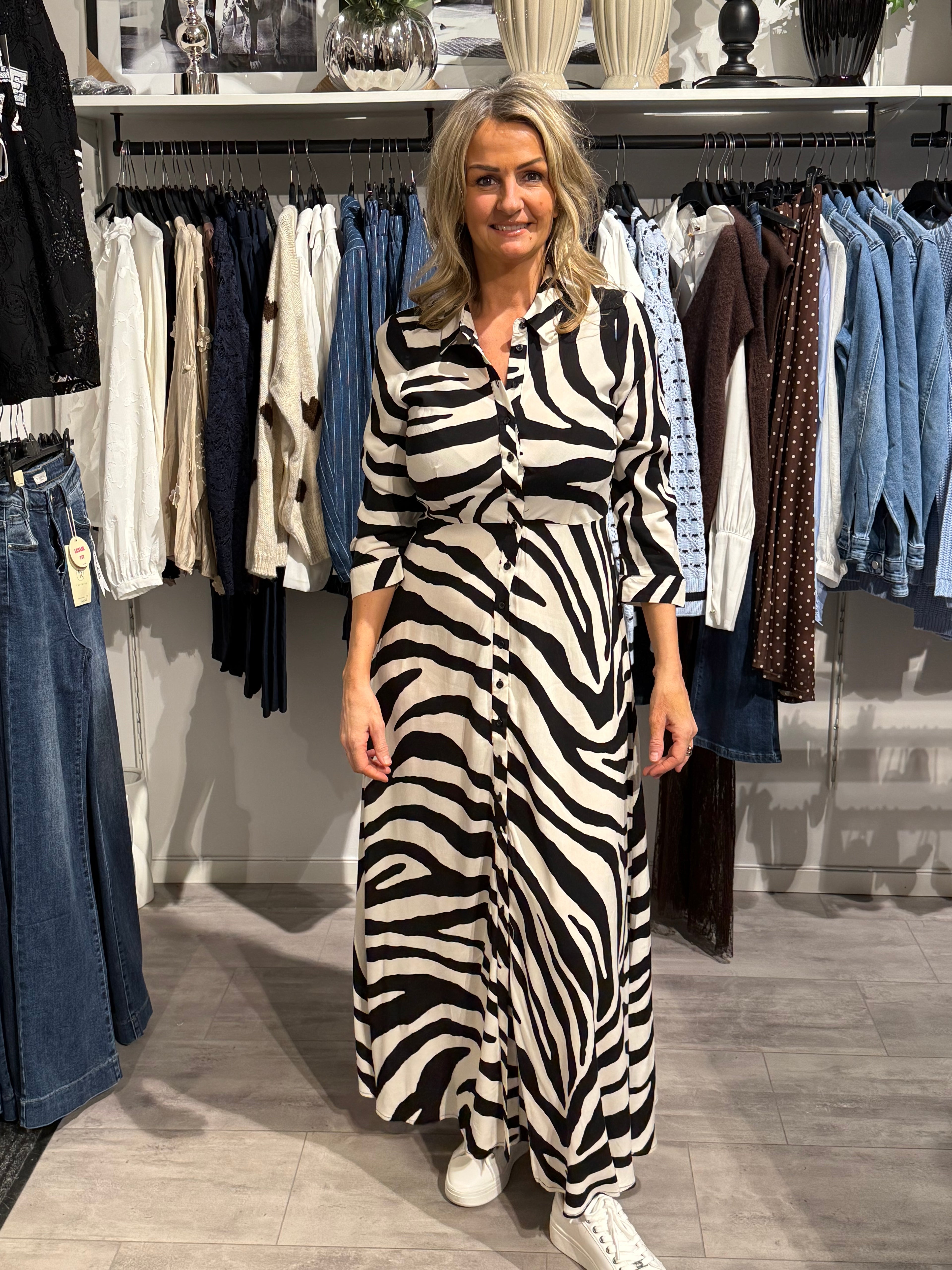 SAVANNA KLÄNNING - ZEBRA