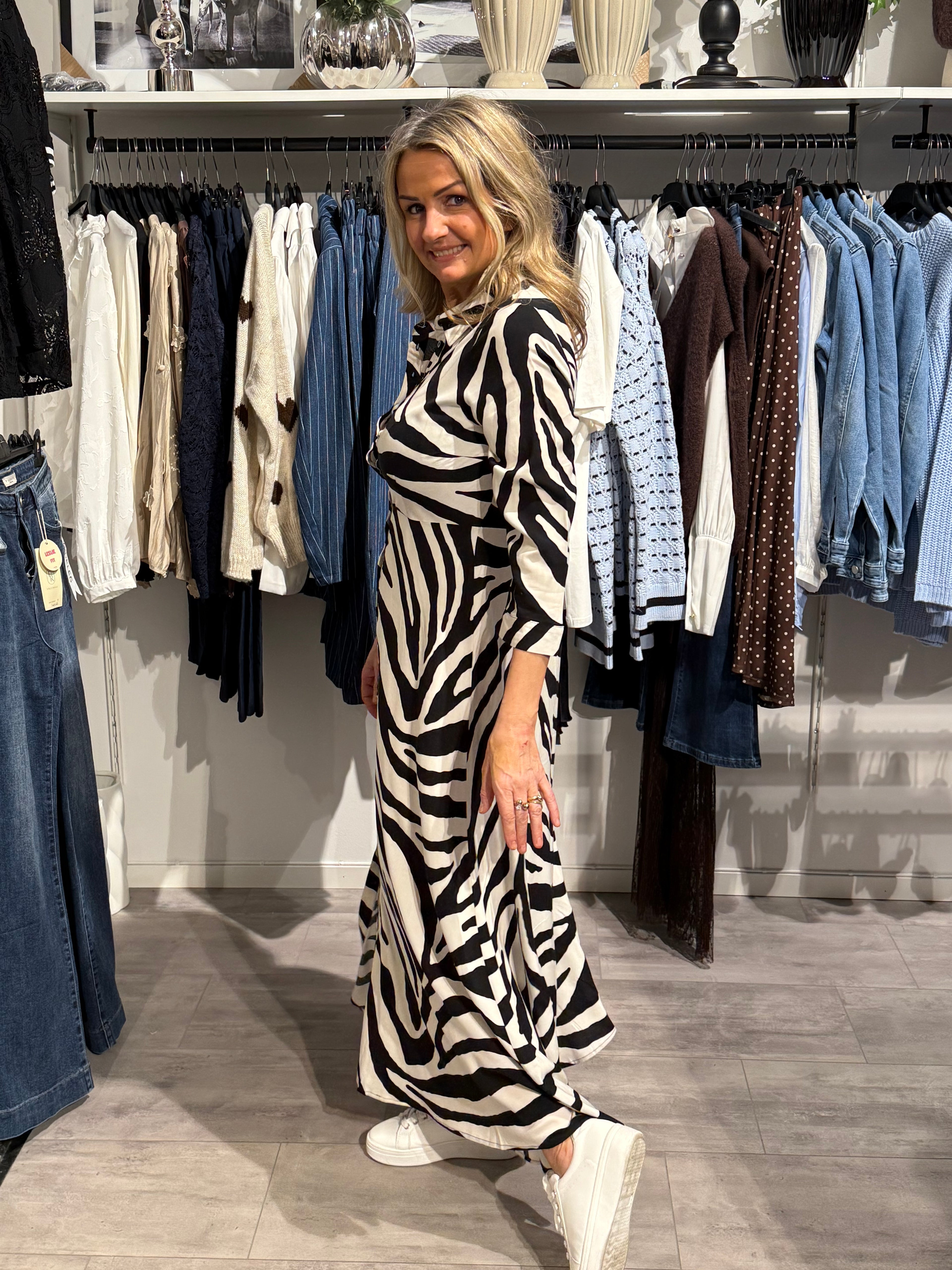 SAVANNA KLÄNNING - ZEBRA