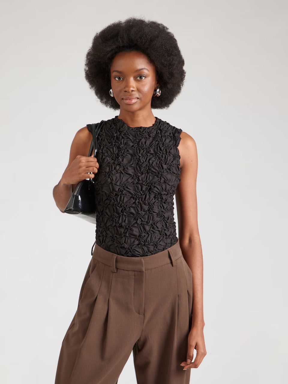 YASMERA SLEEVELESS TOP - BLACK