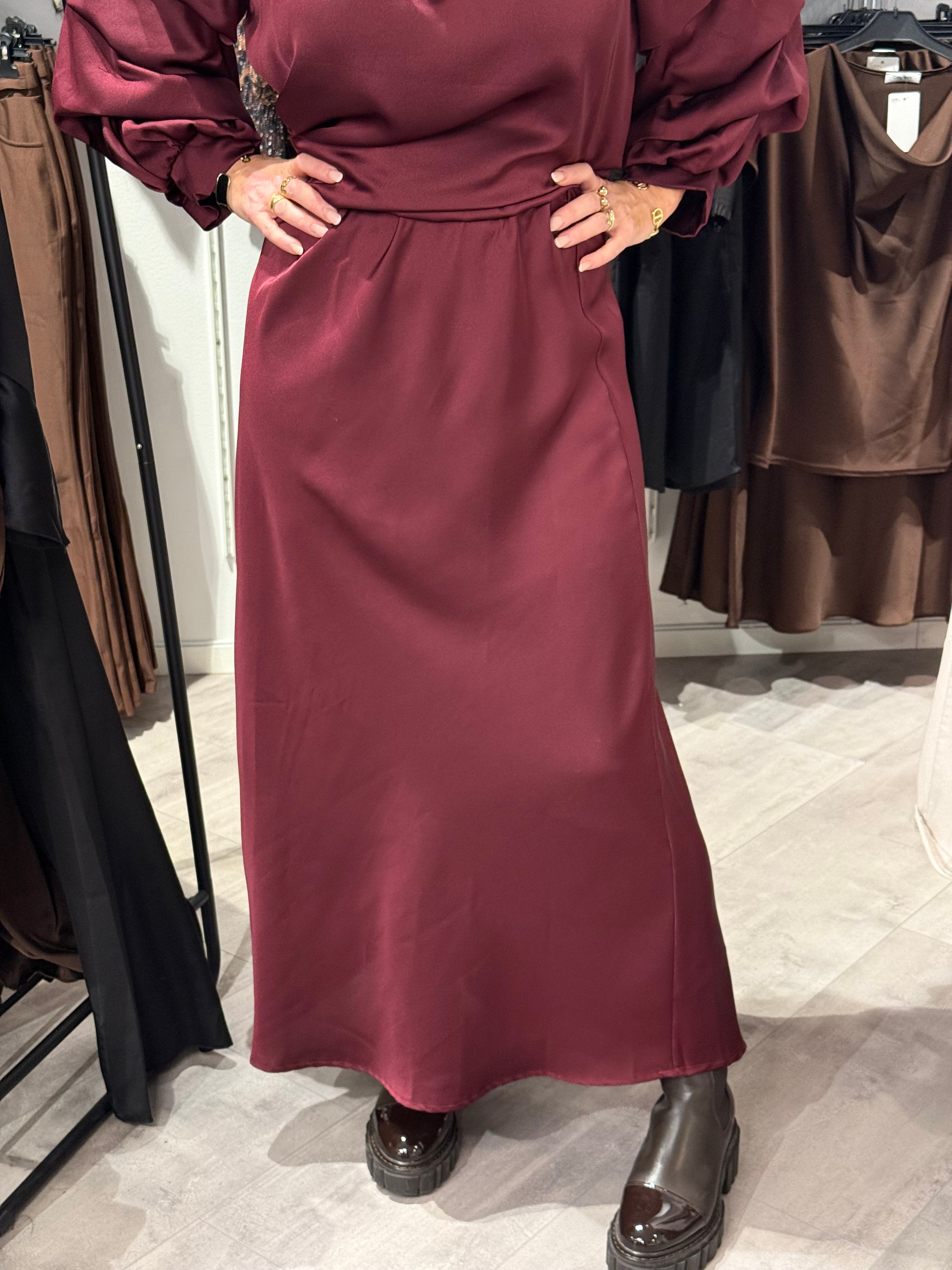 Shiny maxi skirt, wine color.